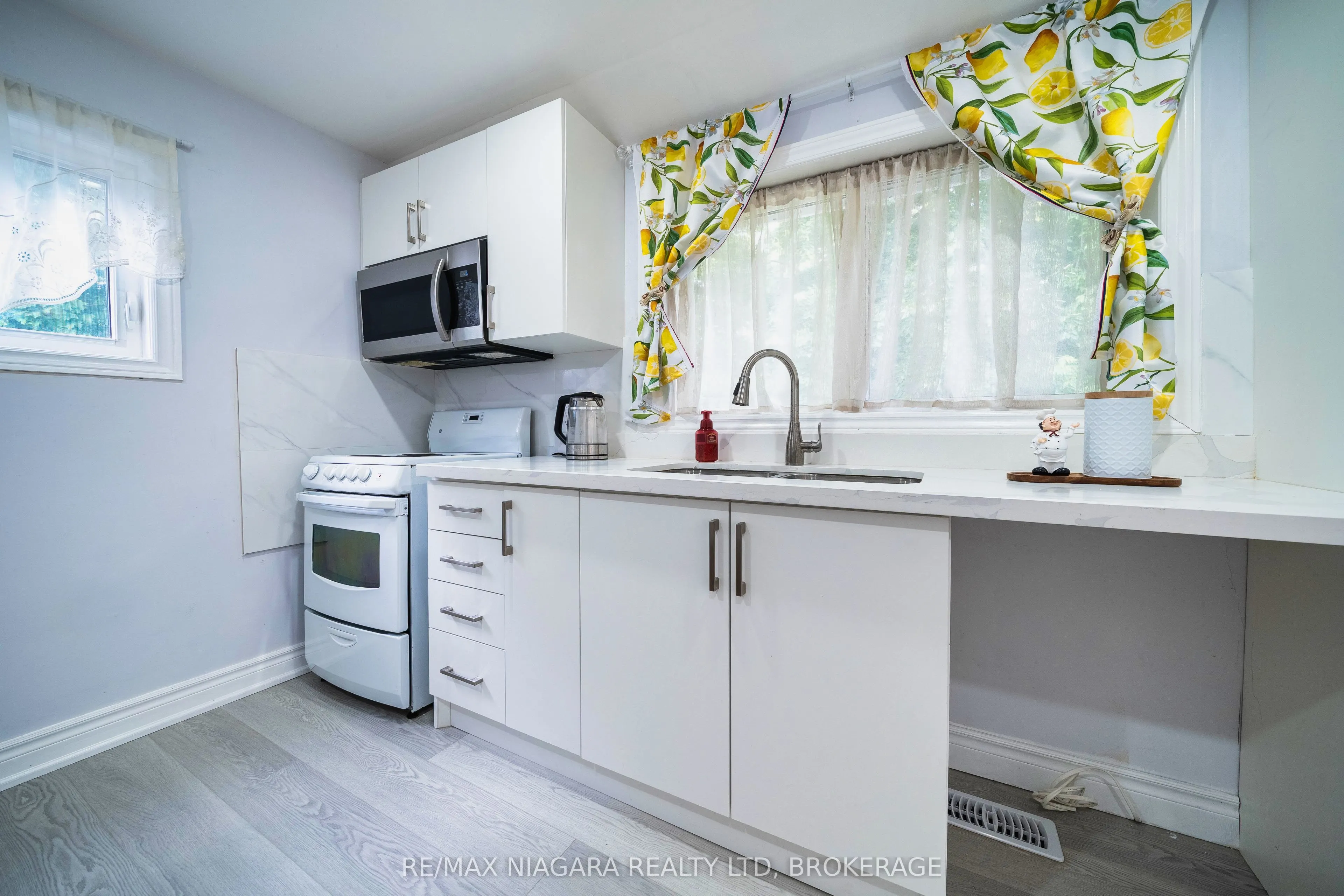 402 The Queensway South
