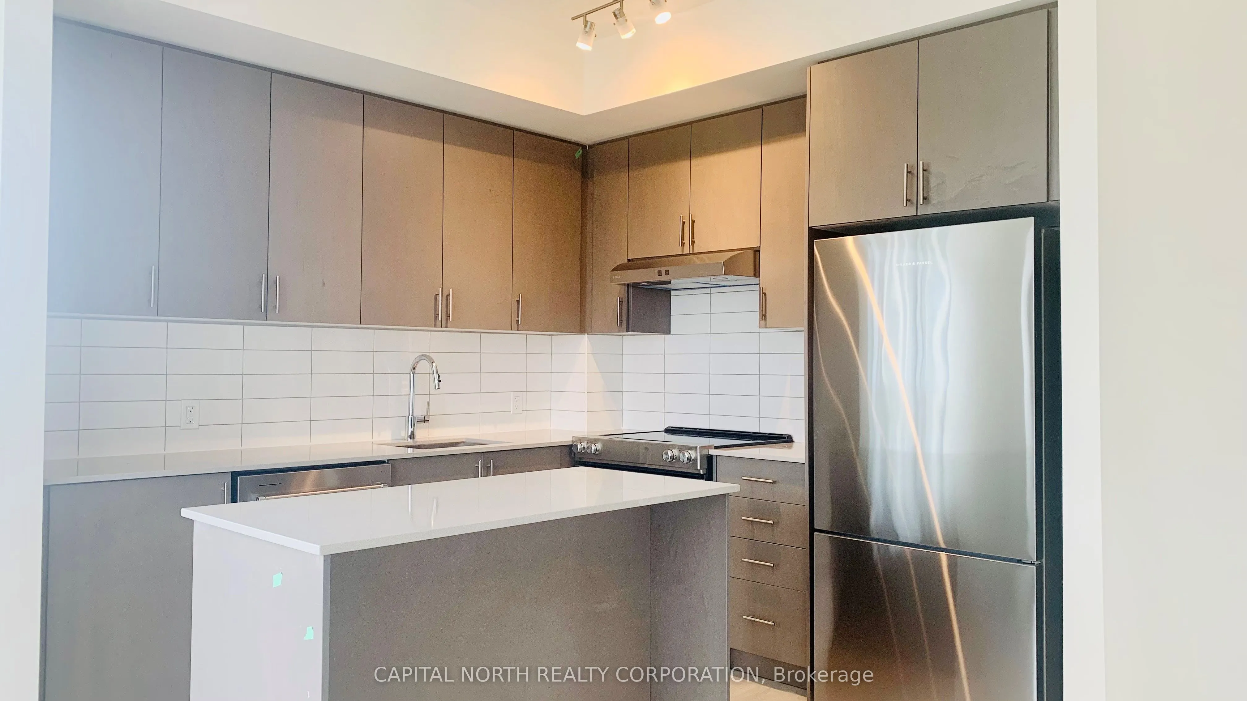 9000 Jane Street, #811