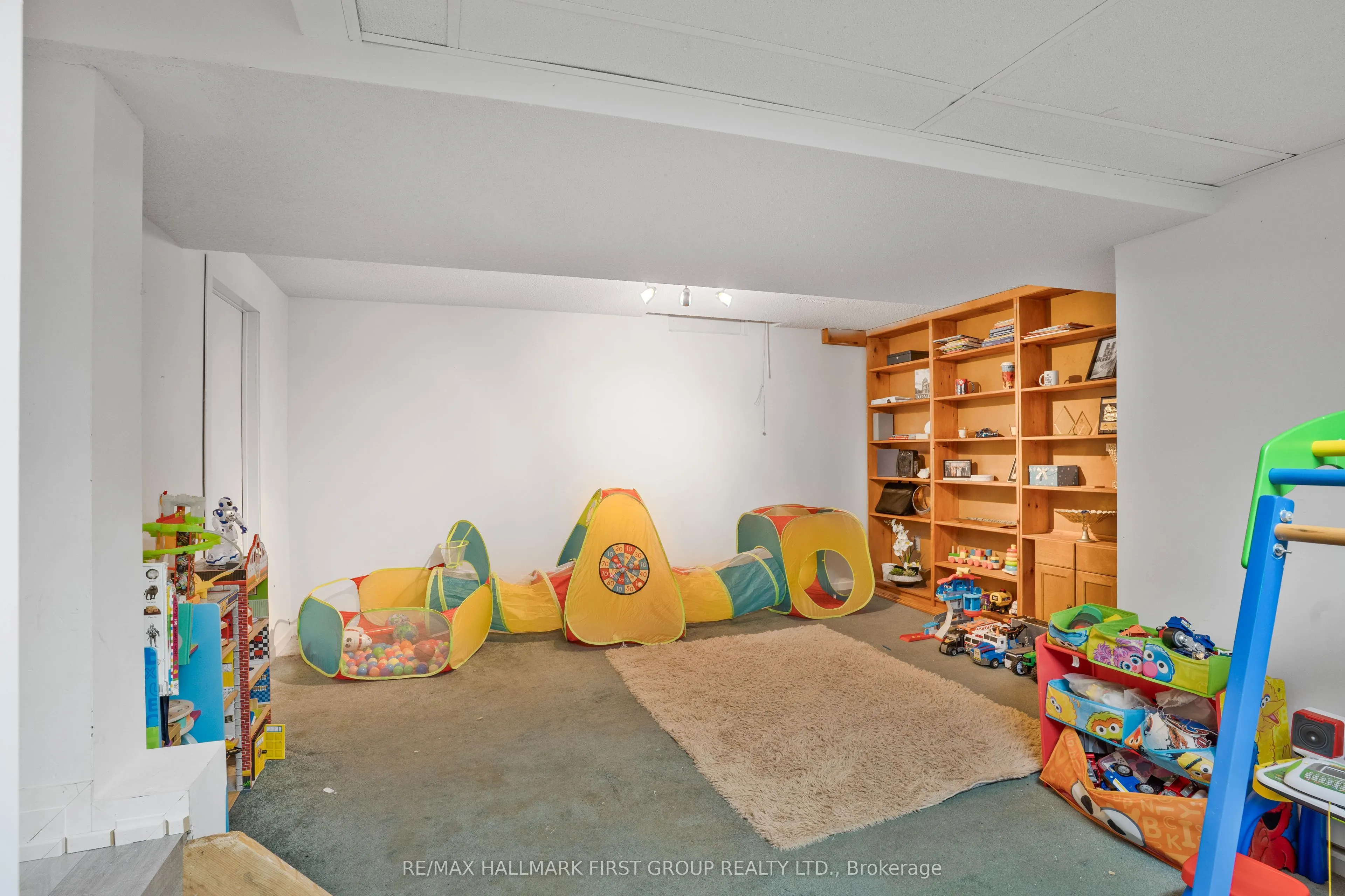 974 Vance Crescent