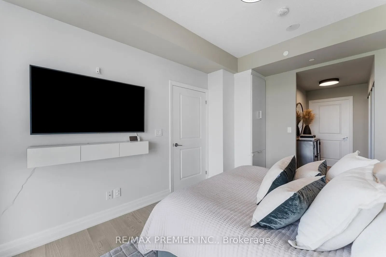 10 Rouge Valley Drive W, #111