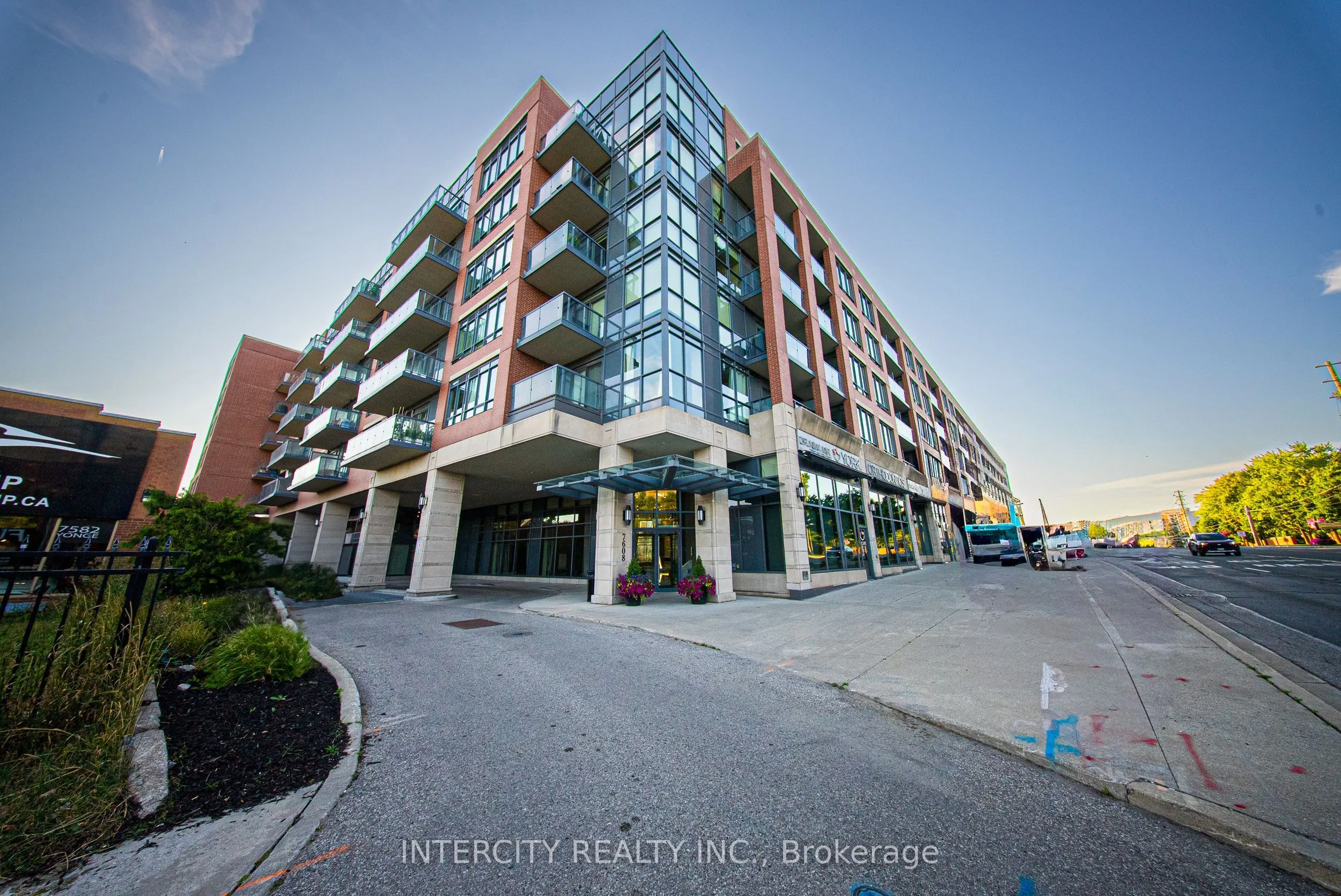 7608 Yonge Street, #PH15