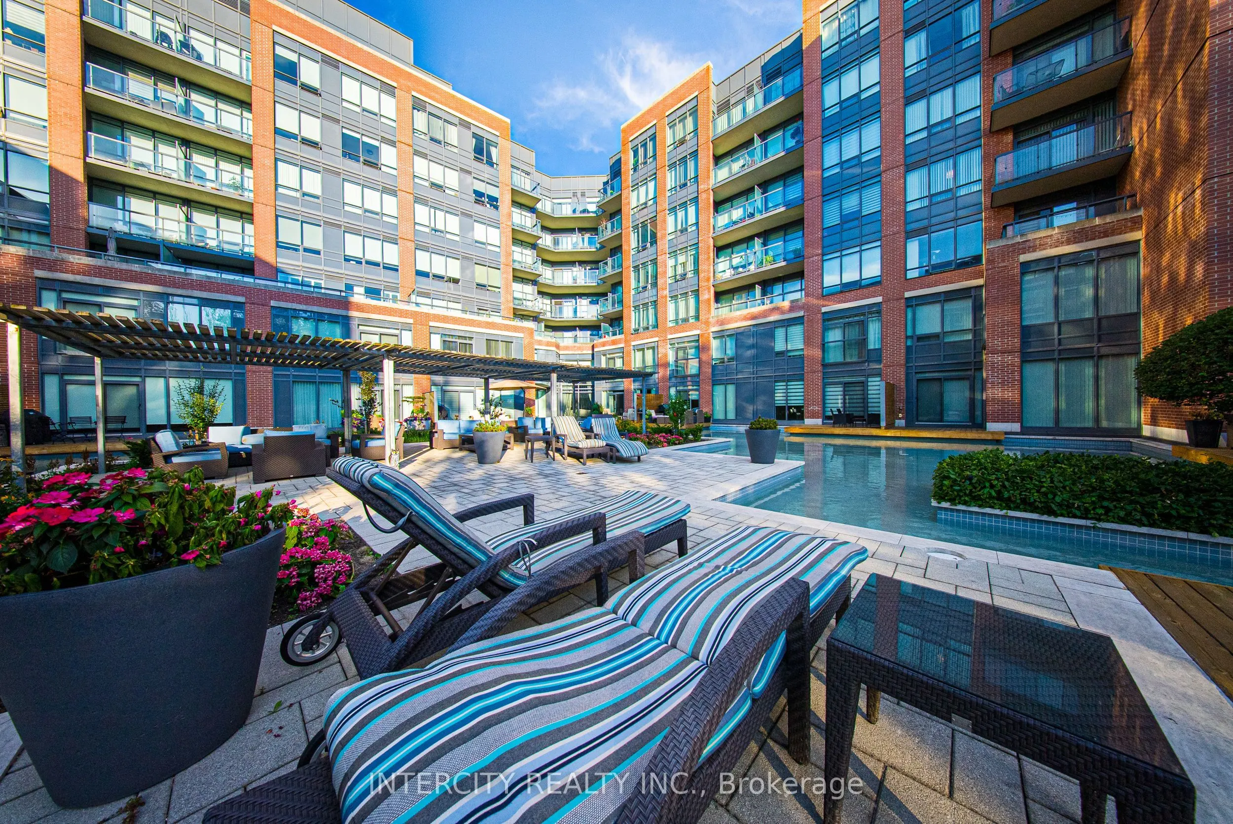 7608 Yonge Street, #PH15