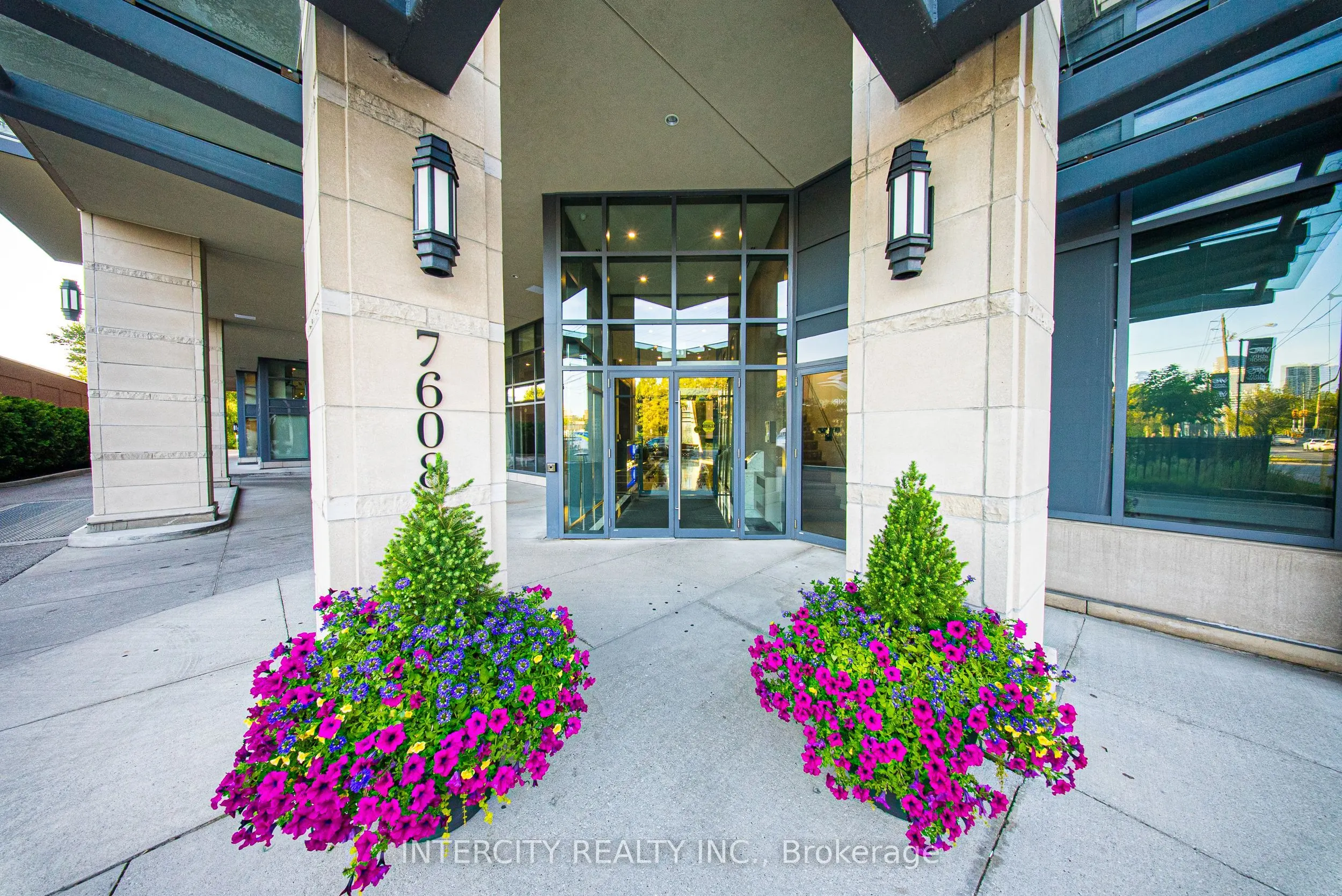 7608 Yonge Street, #PH15