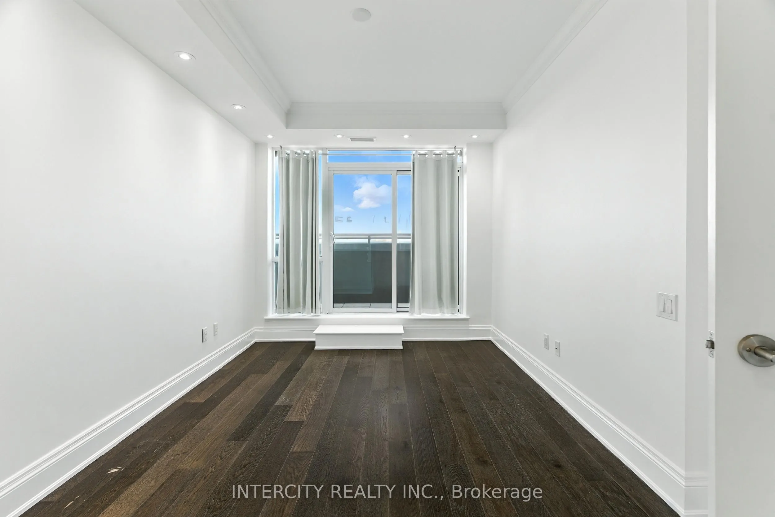 7608 Yonge Street, #PH15