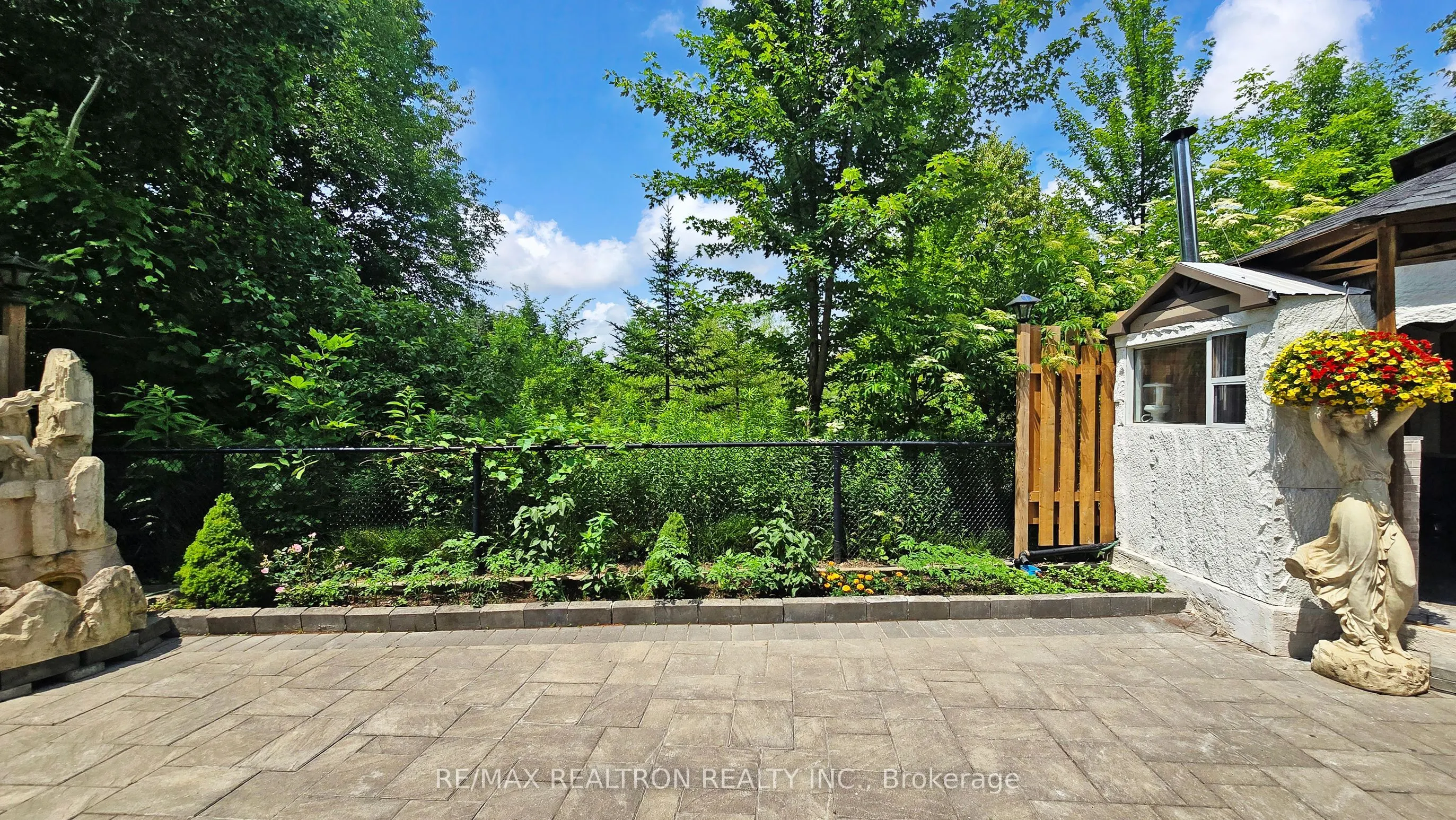 72 Headwater Crescent