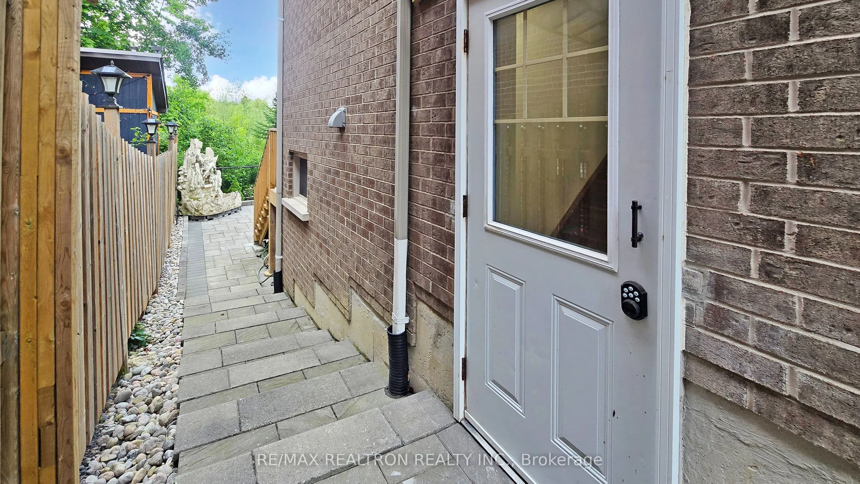72 Headwater Crescent