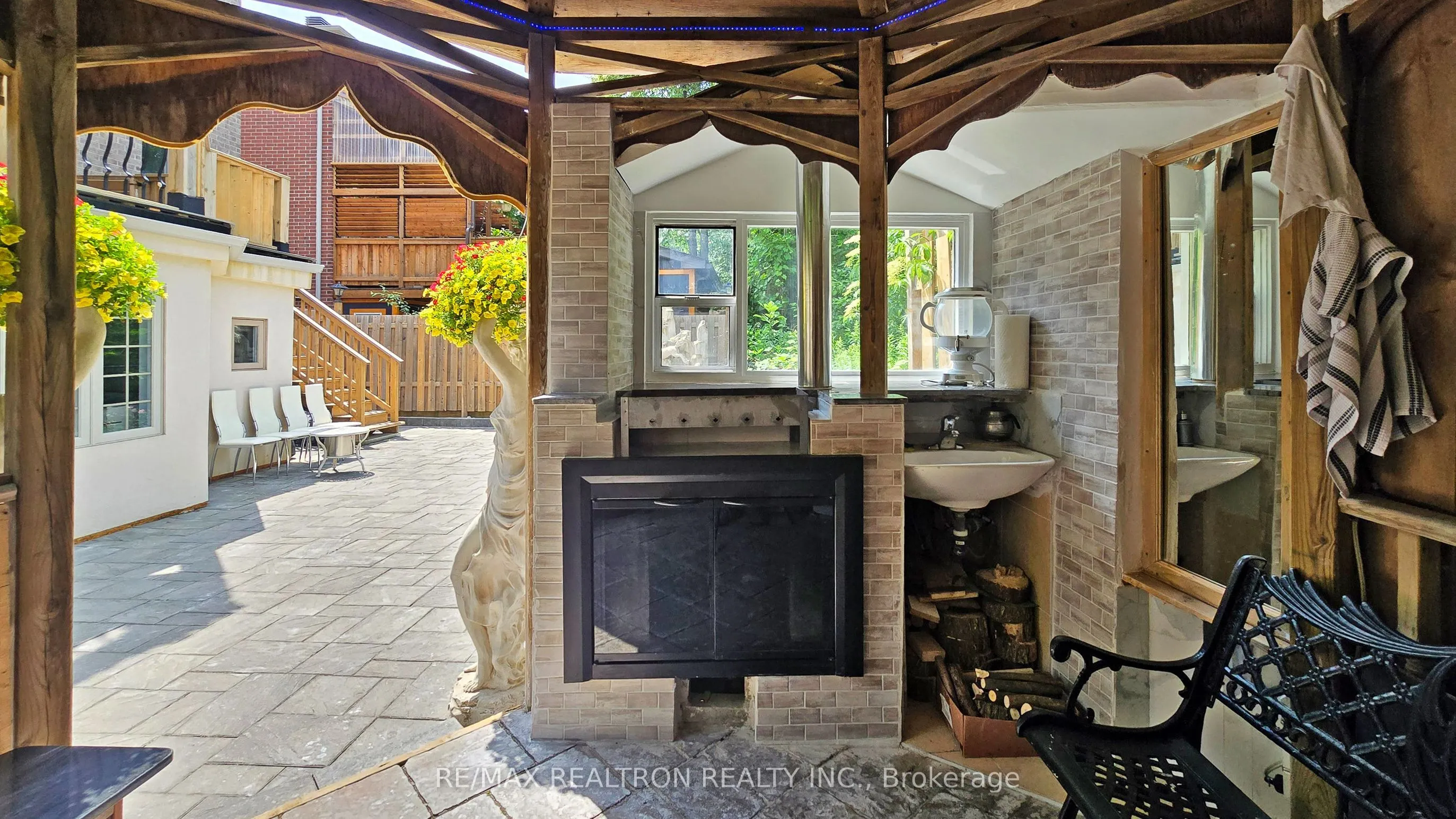 72 Headwater Crescent