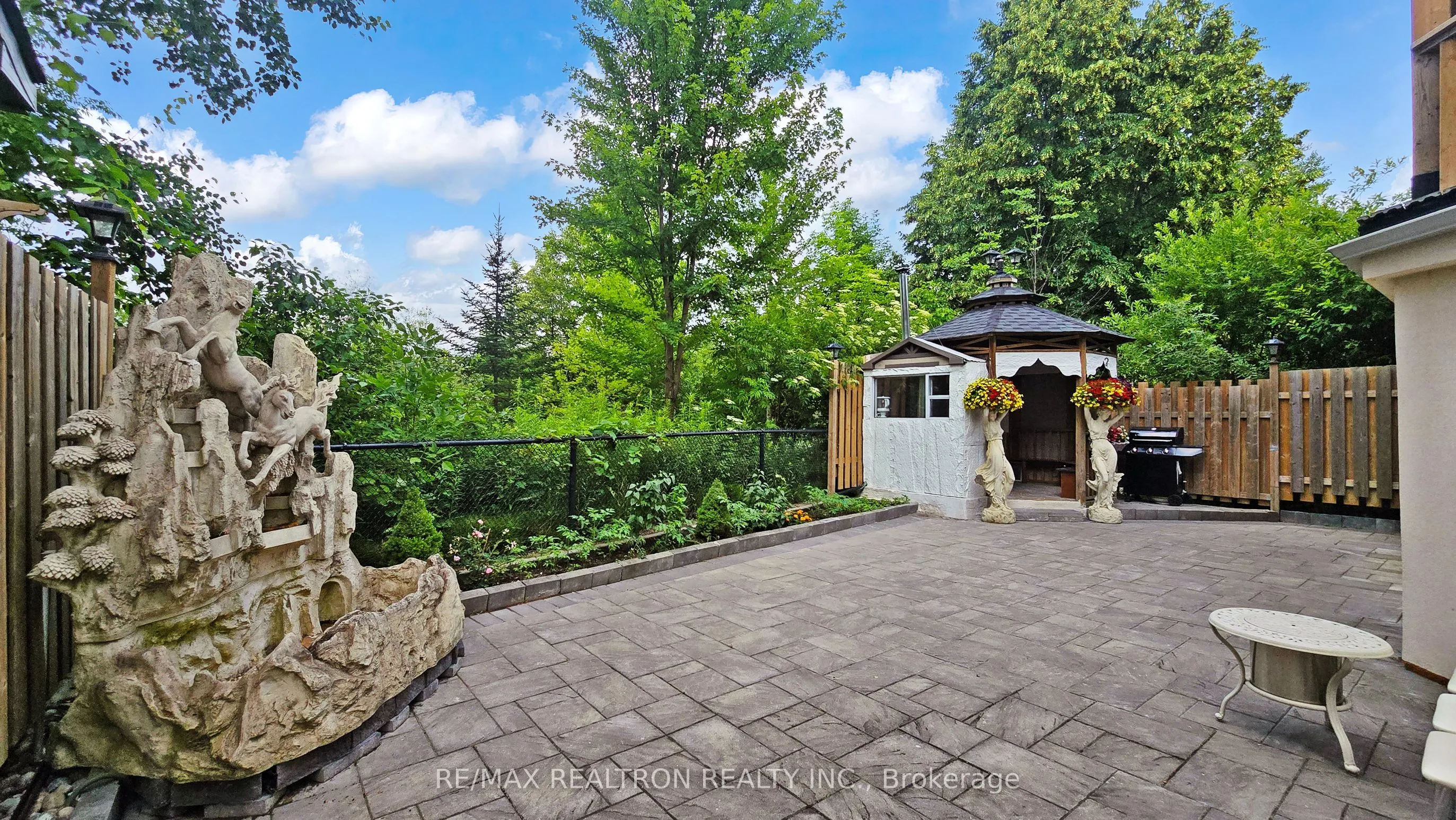 72 Headwater Crescent