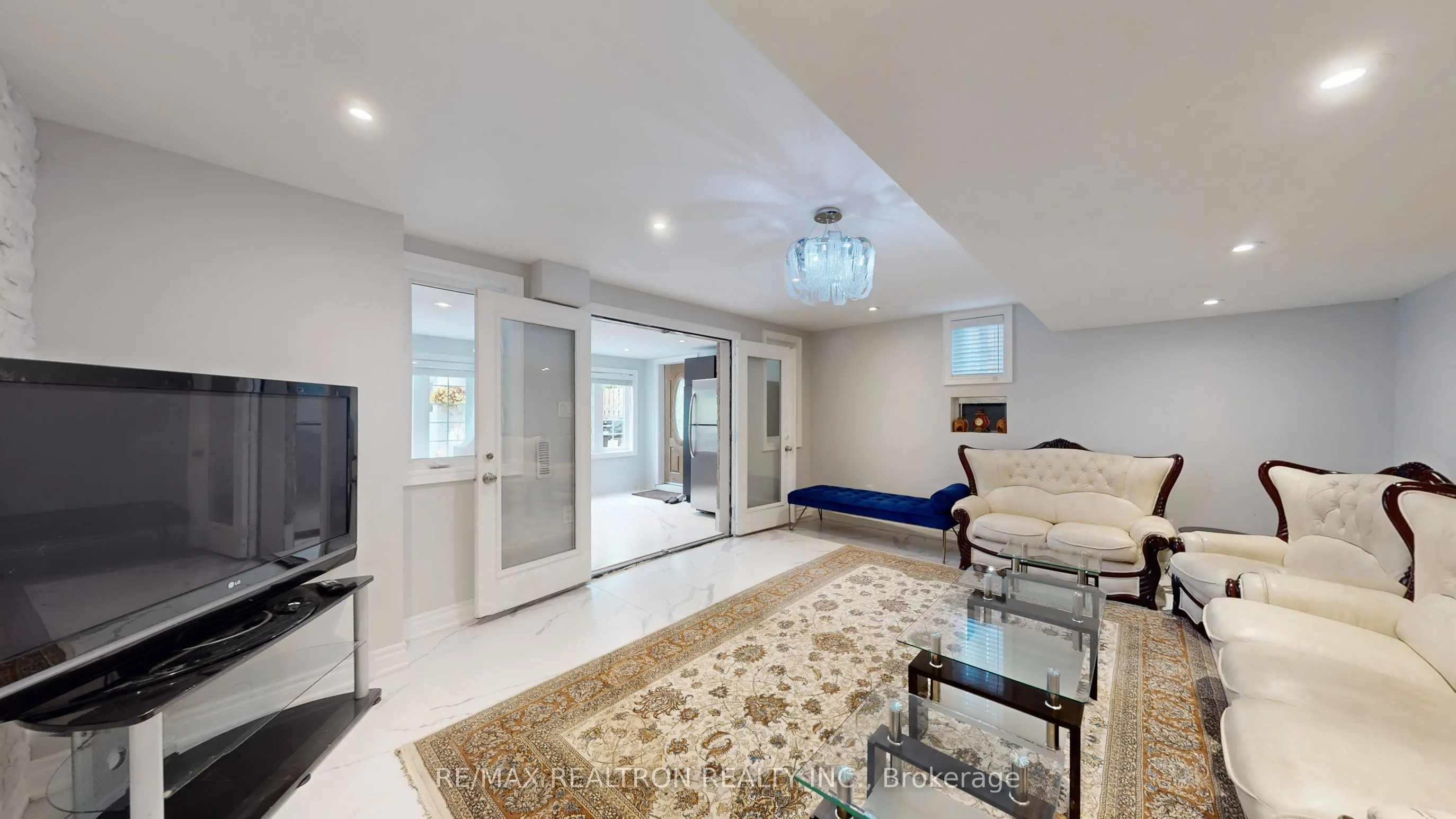 72 Headwater Crescent