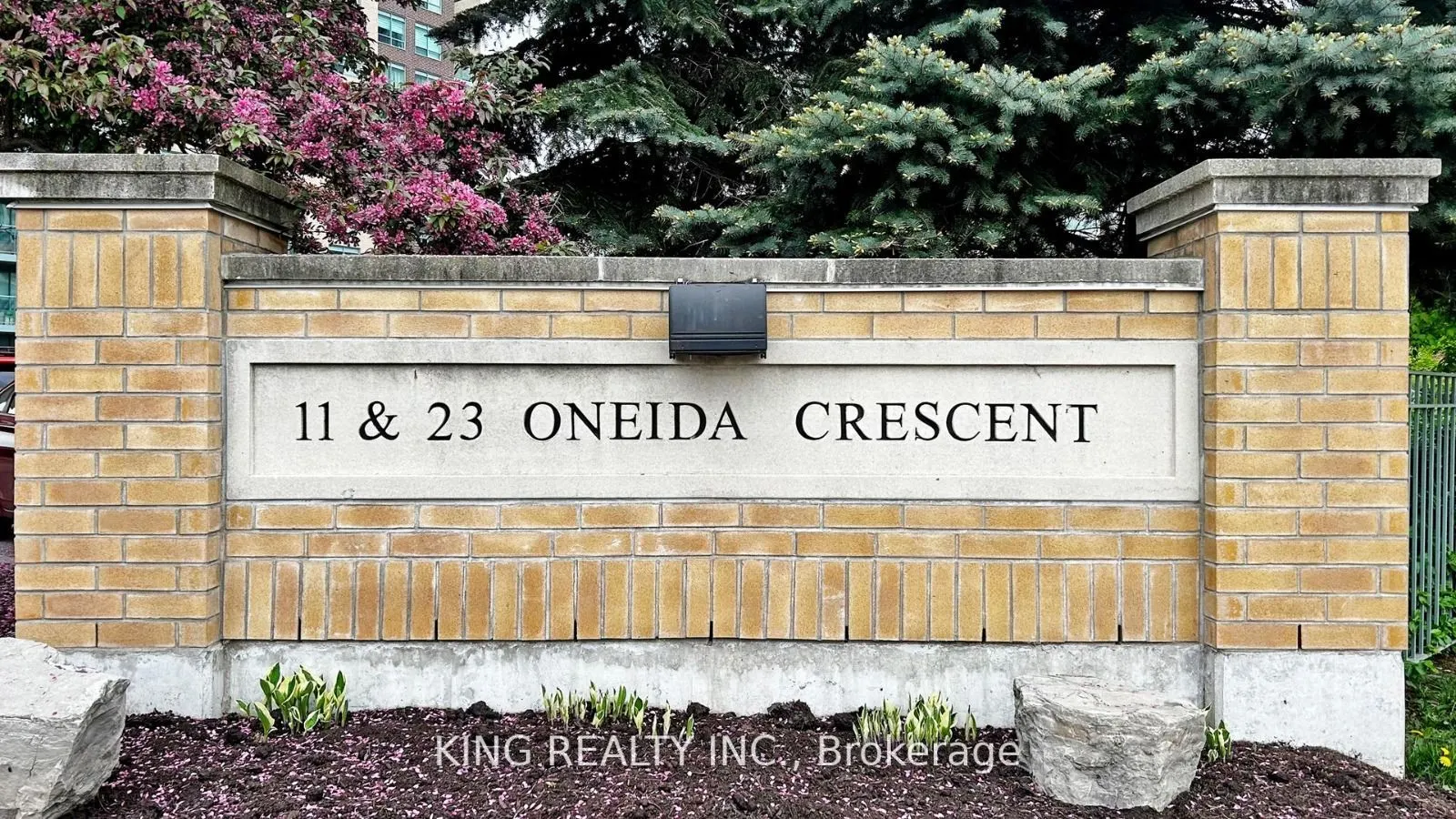 23 Oneida Crescent, #901