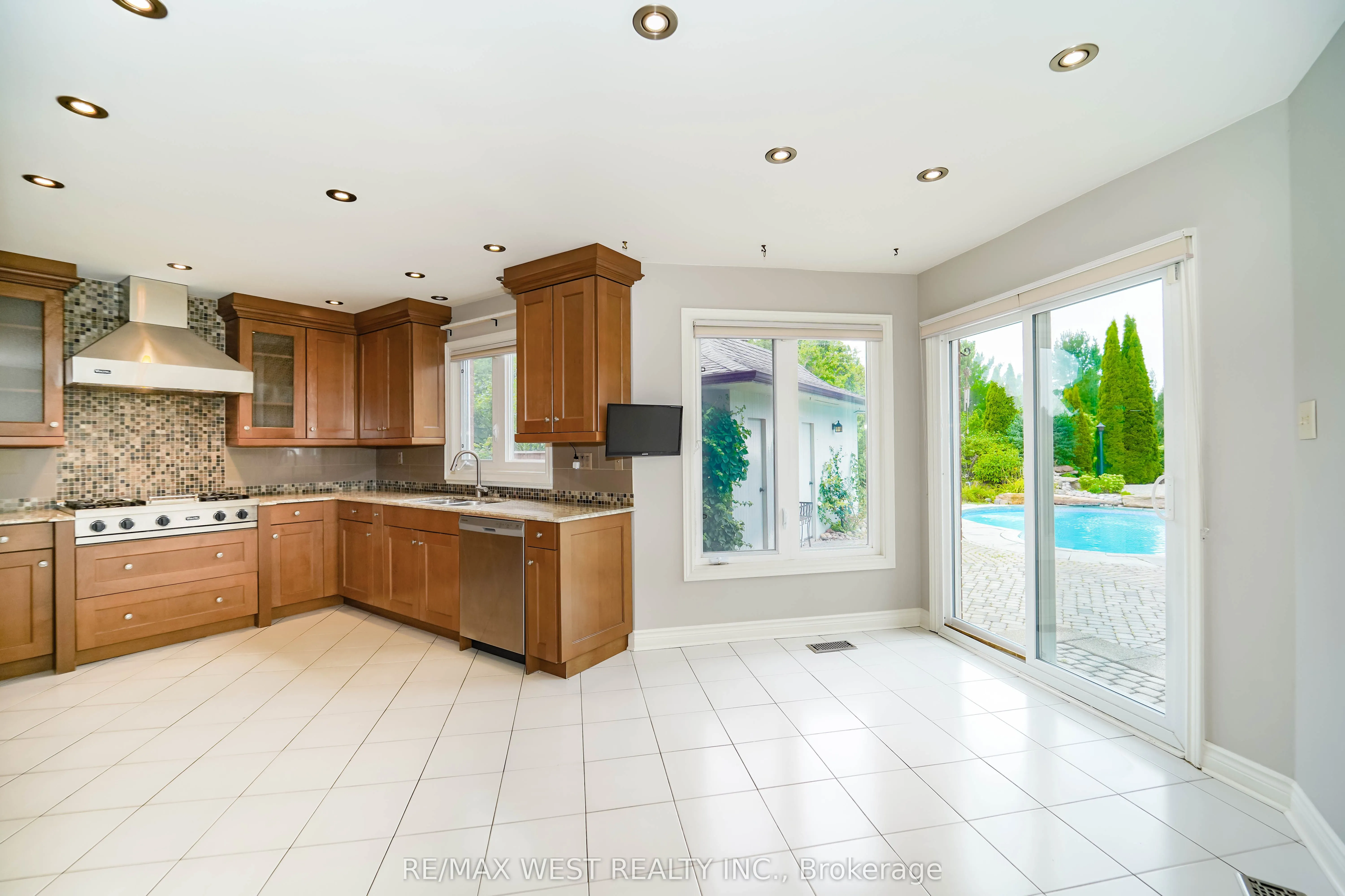 28 Bridgend Court S