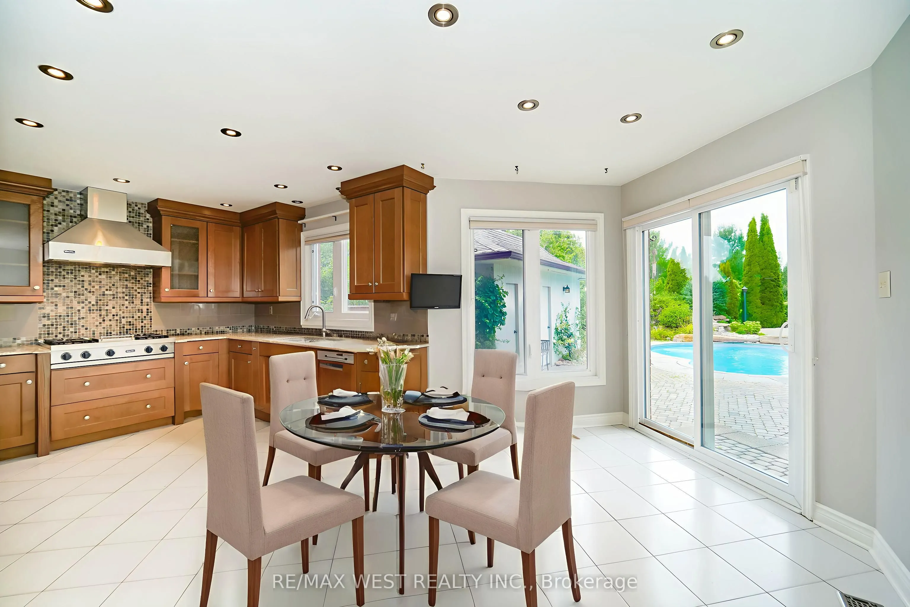 28 Bridgend Court S