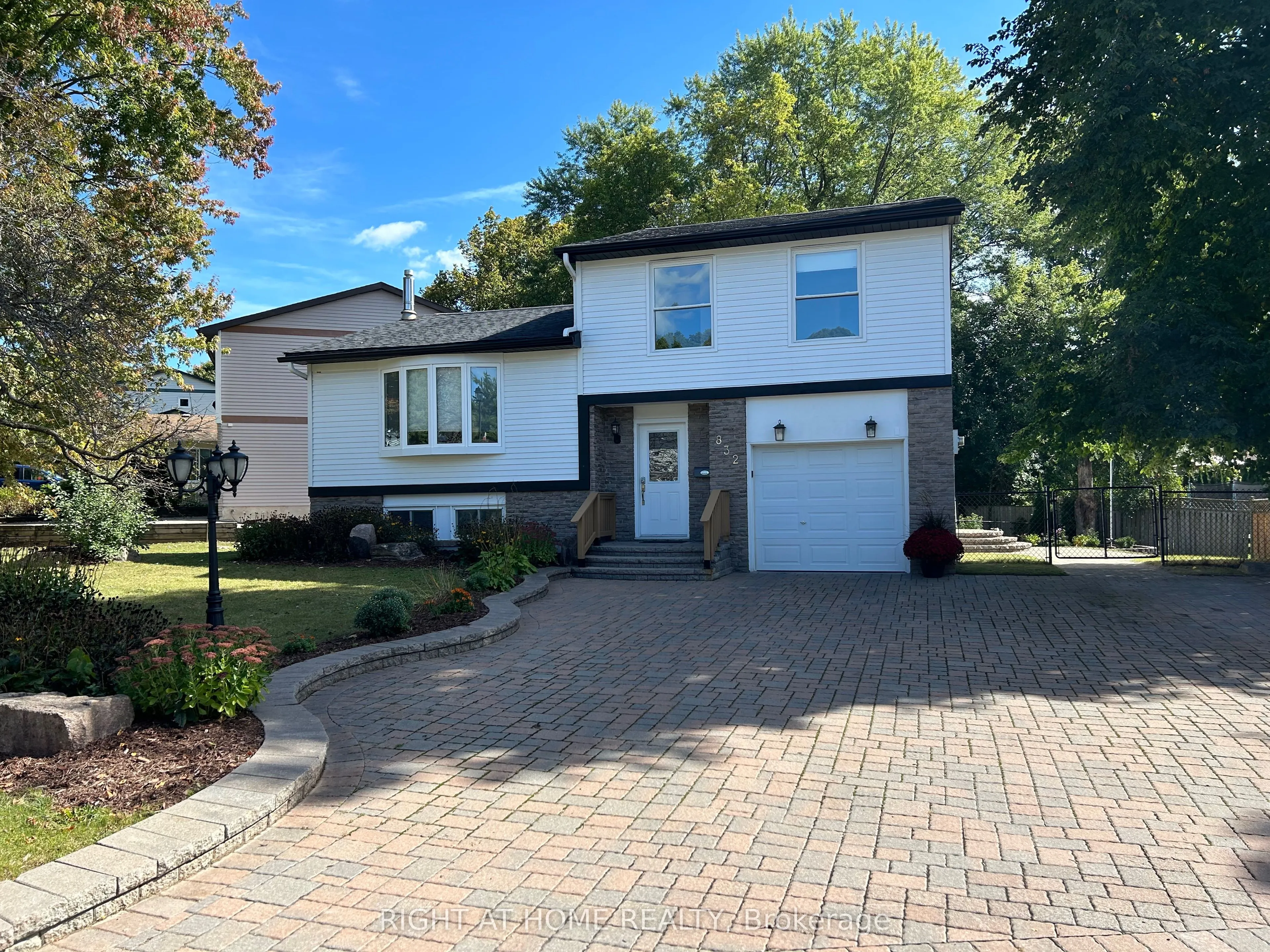 832 Boronia Crescent