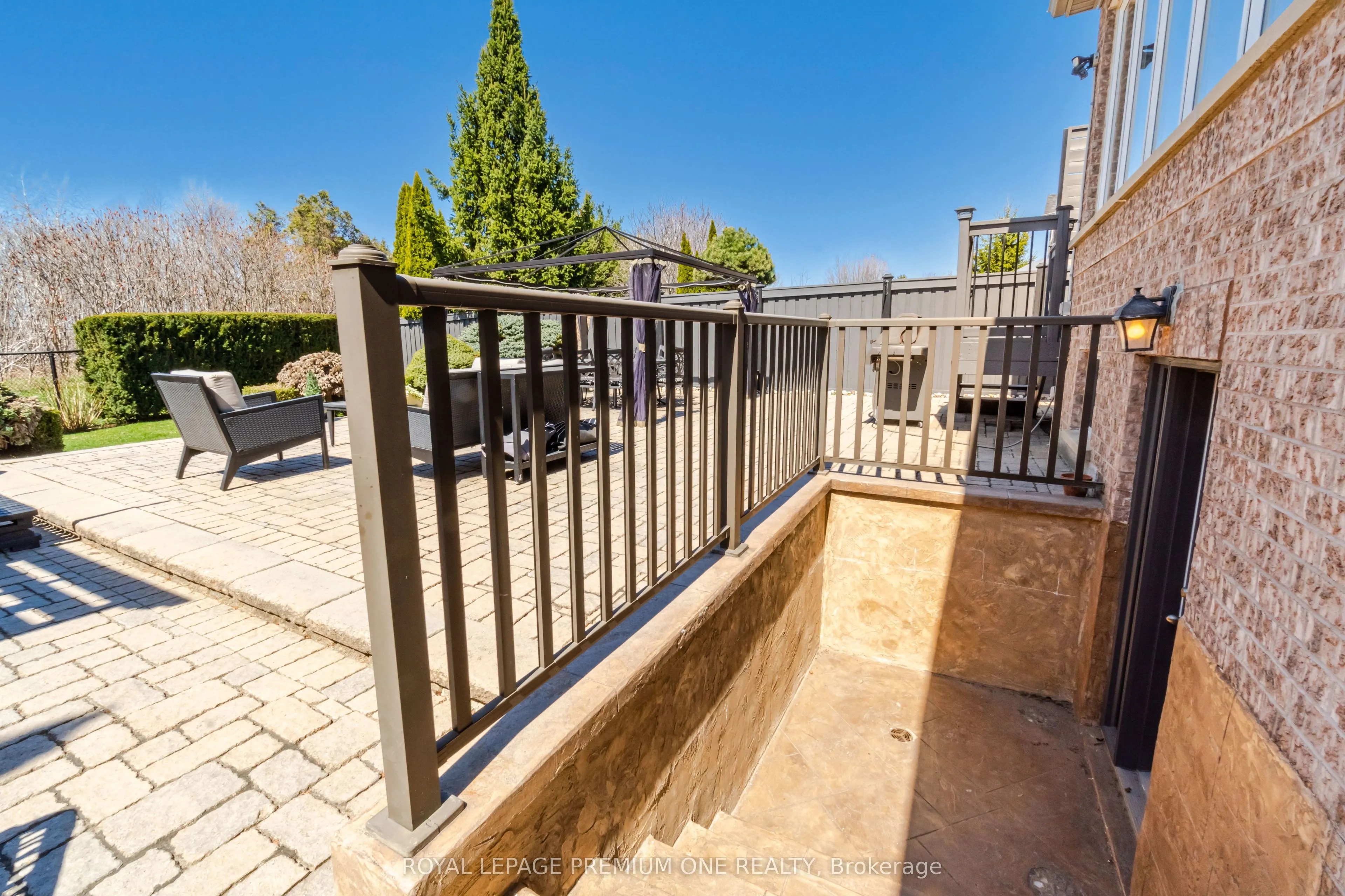 60 JULIA VALENTINA Avenue