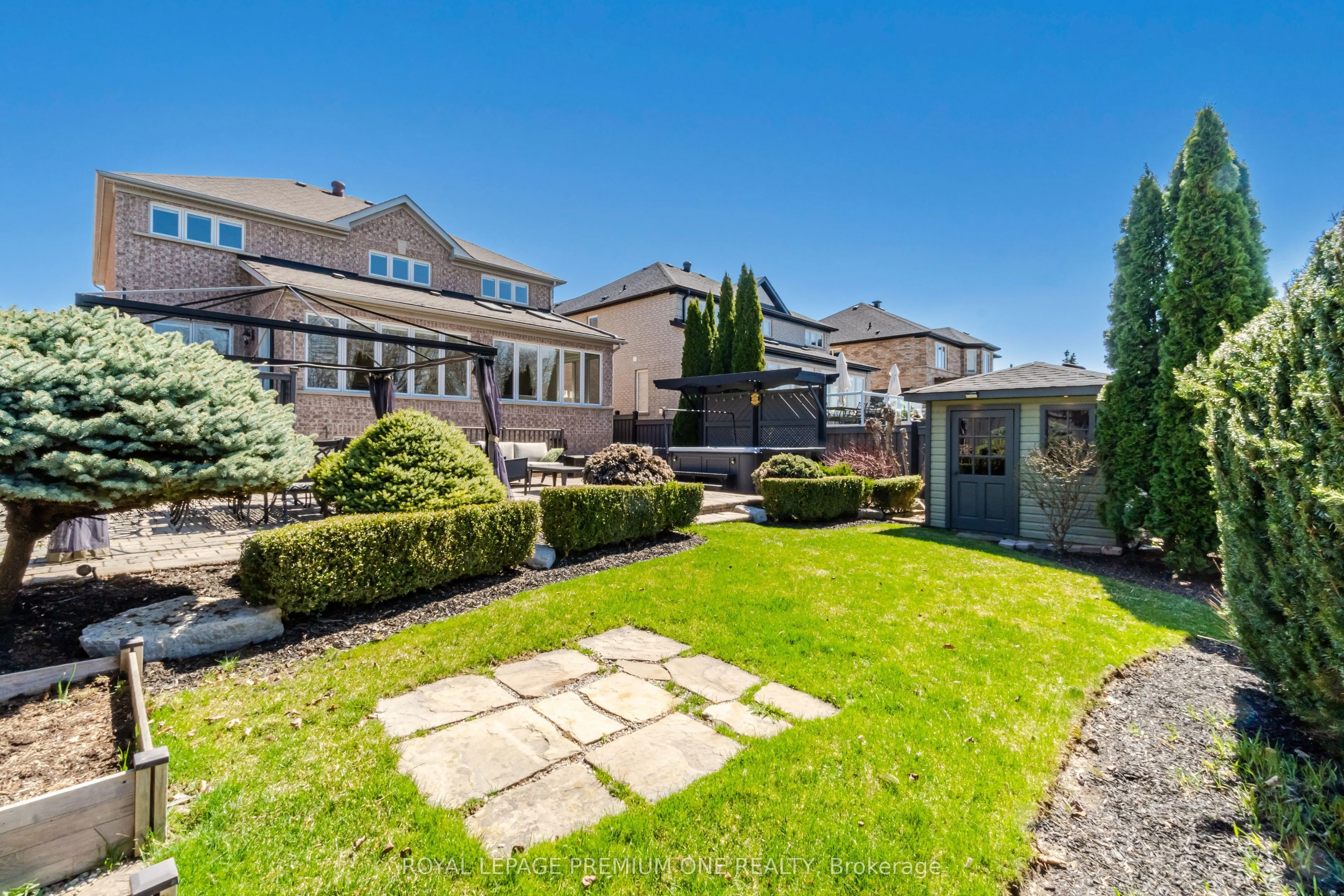 60 JULIA VALENTINA Avenue