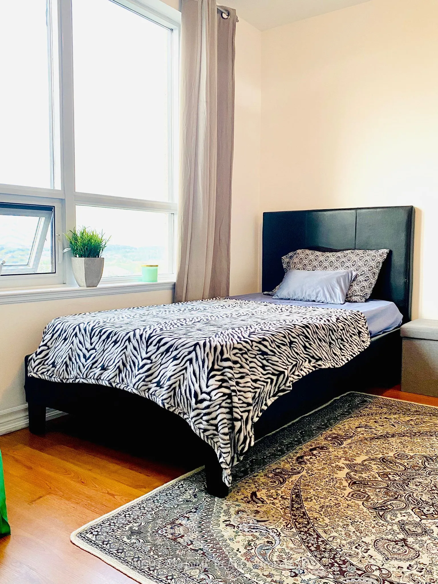 9235 Jane Street, #1004