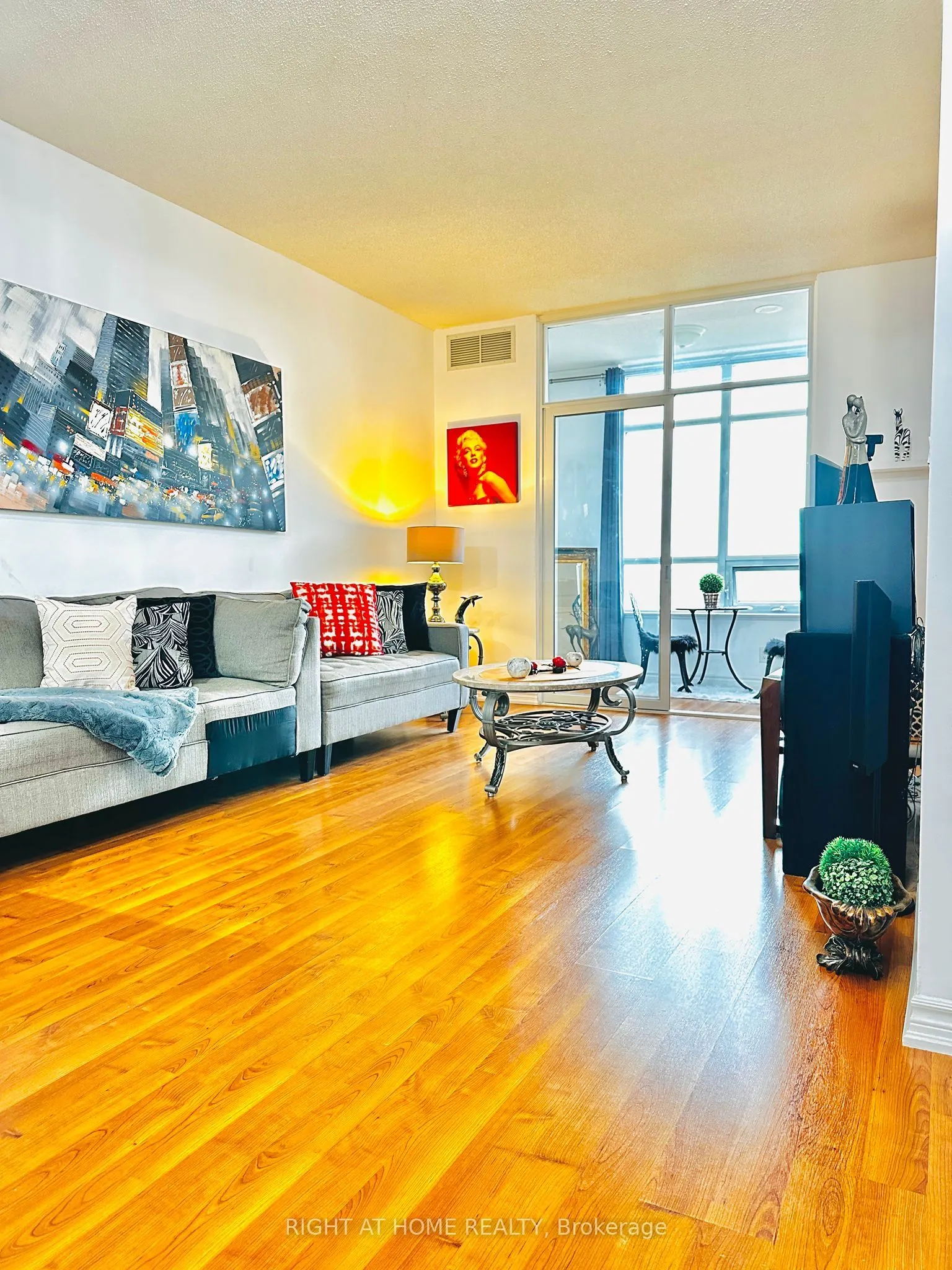 9235 Jane Street, #1004