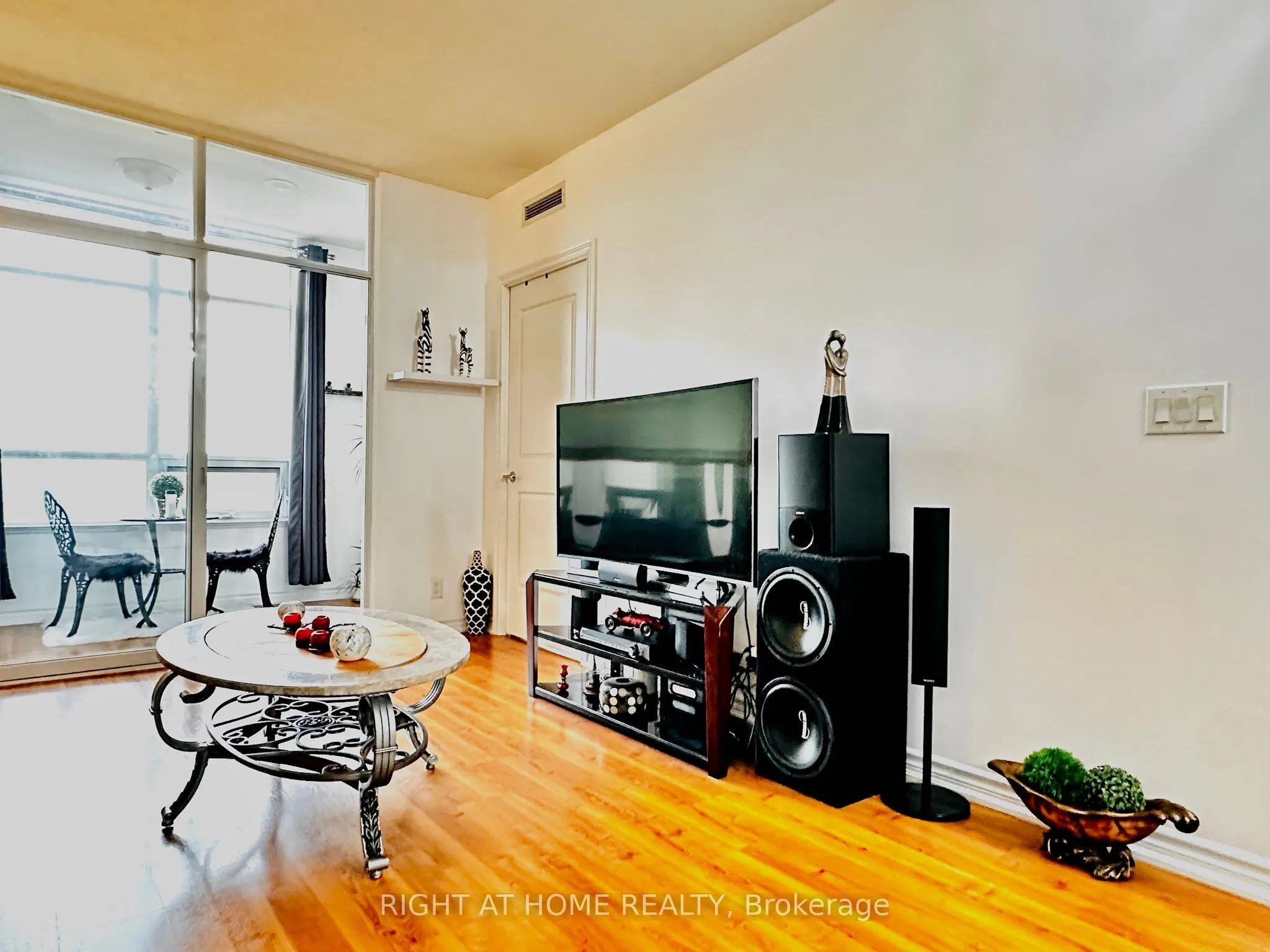 9235 Jane Street, #1004