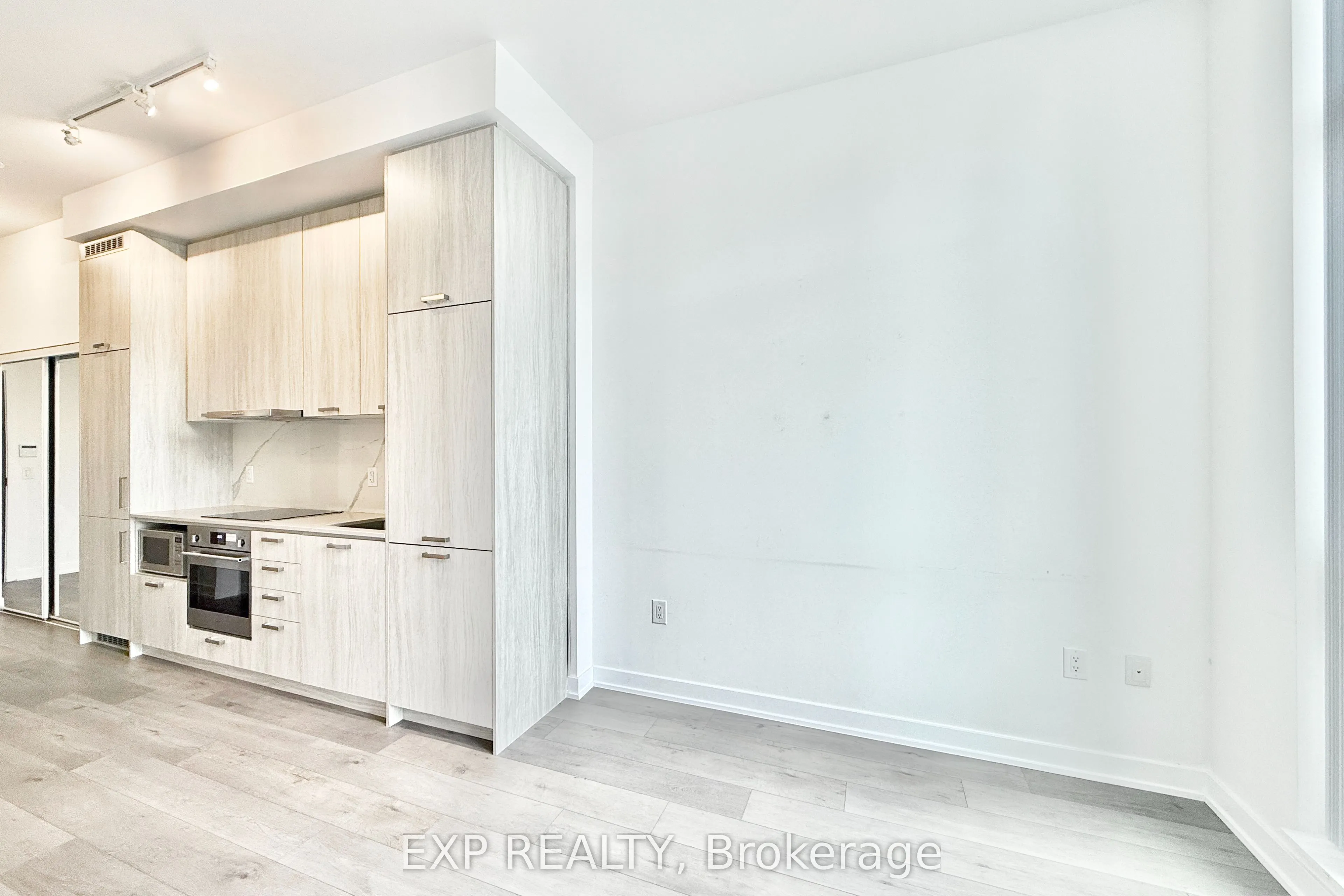 38 Honeycrisp Crescent, #102