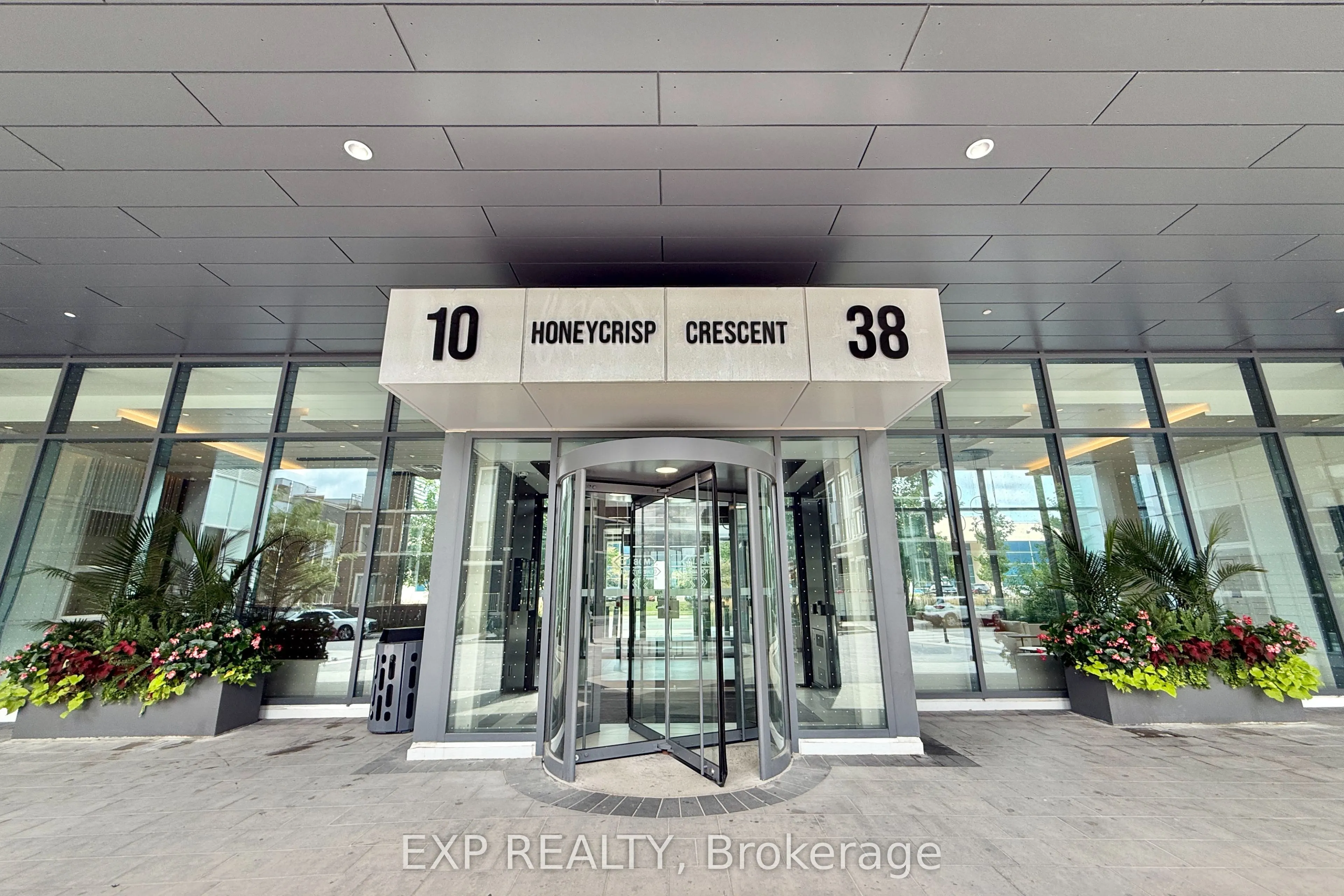 38 Honeycrisp Crescent, #102