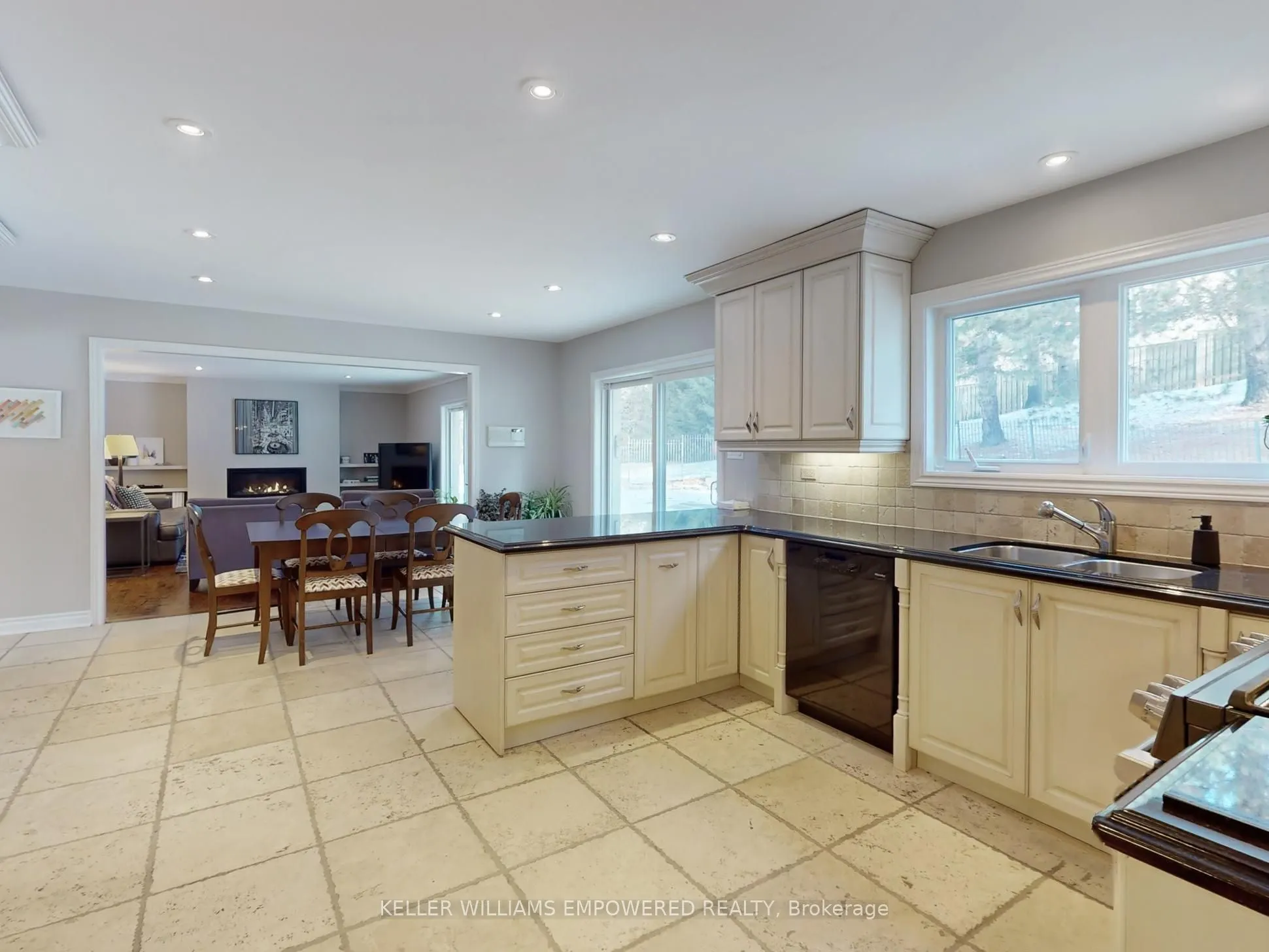 544 Woodland Acres Crescent