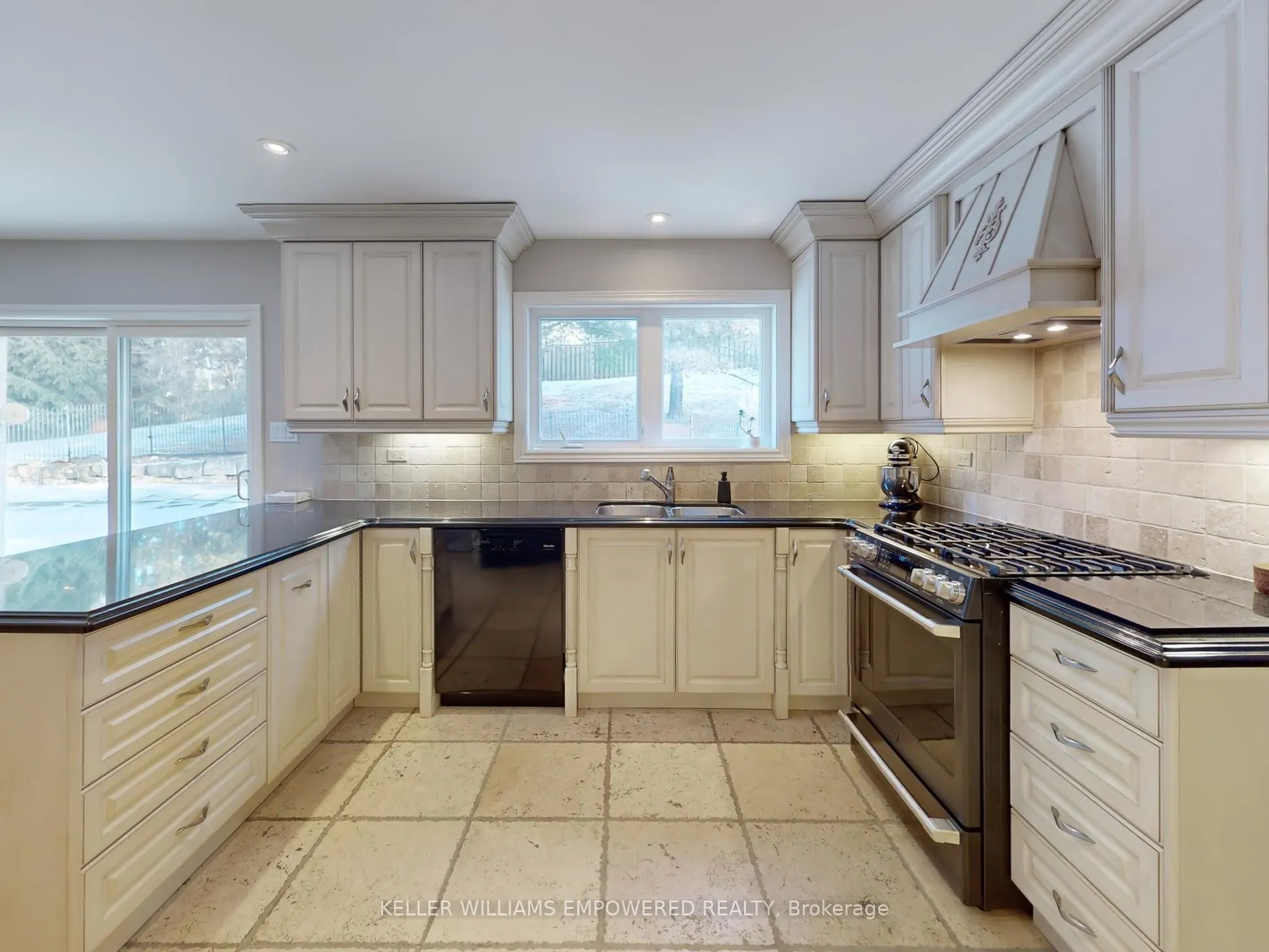 544 Woodland Acres Crescent
