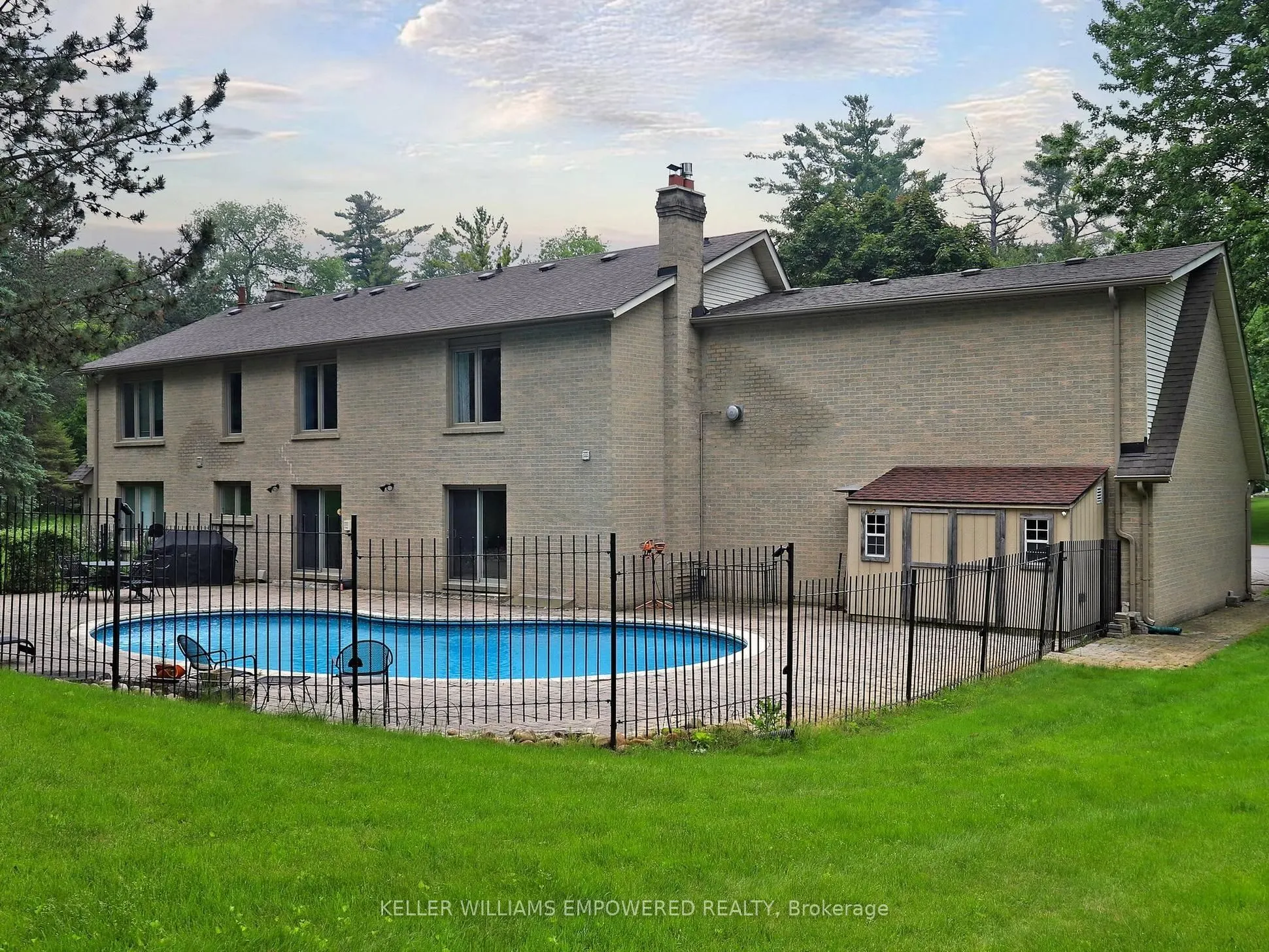 544 Woodland Acres Crescent