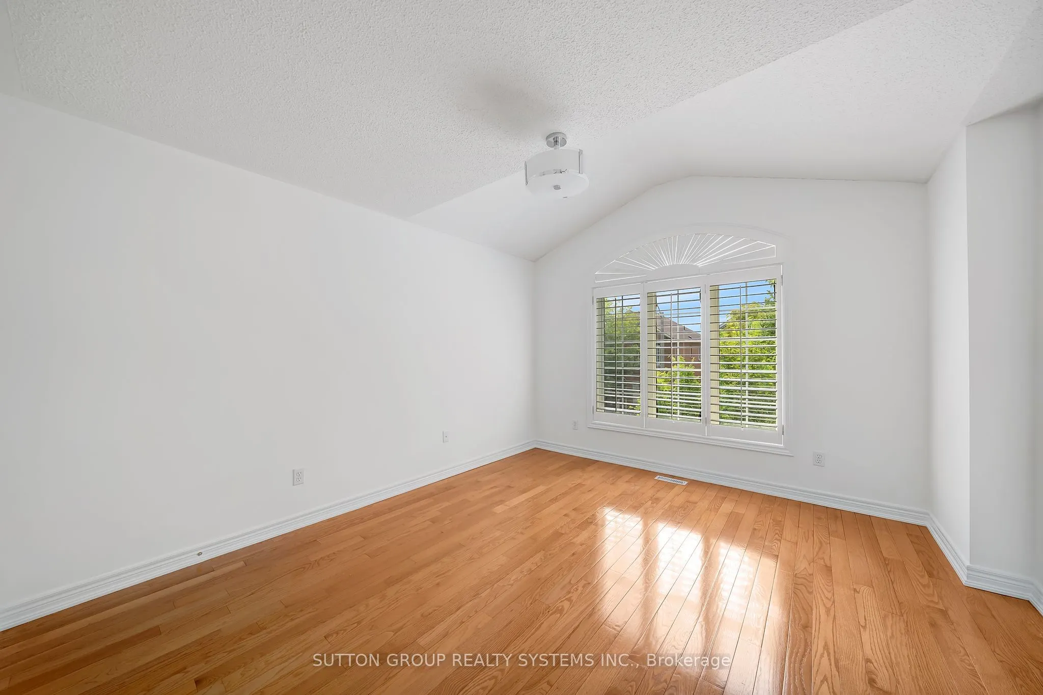 12 St Urbain Drive