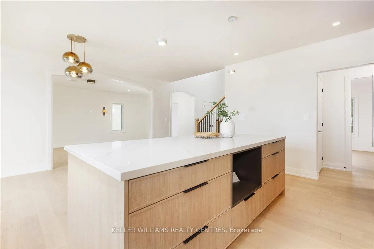 147 Lake Drive E