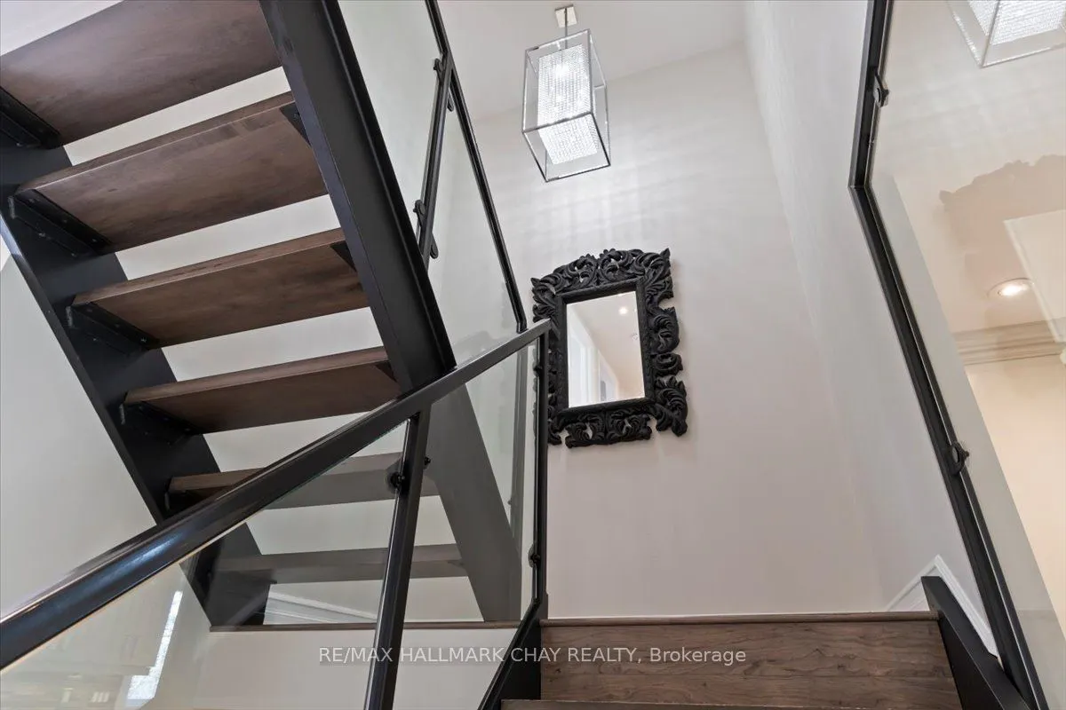201 Albert Street E