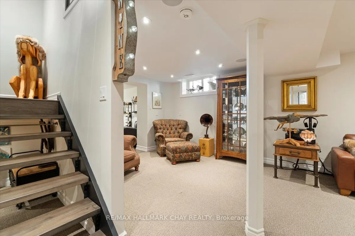 201 Albert Street E