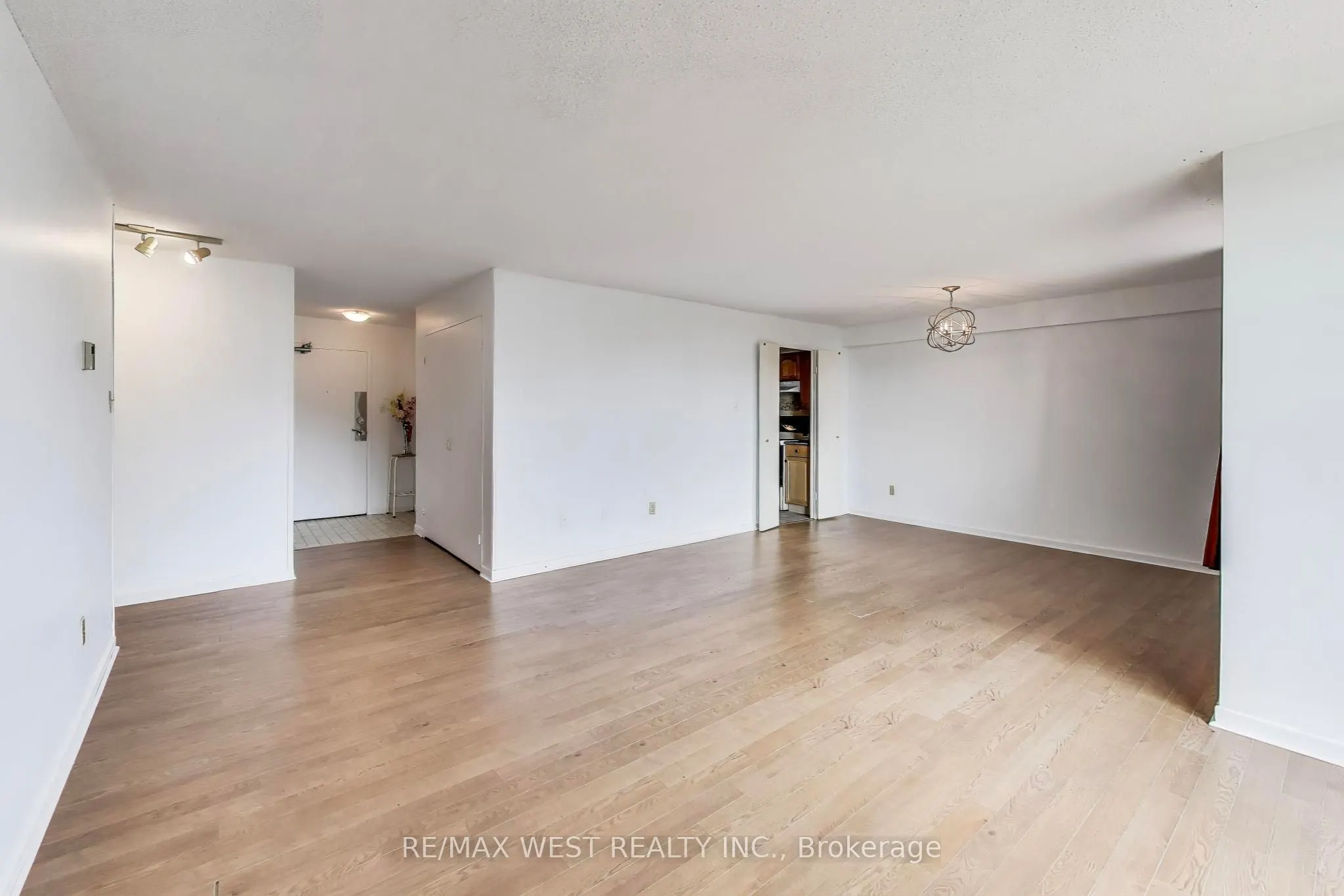 80 Inverlochy Boulevard, #410