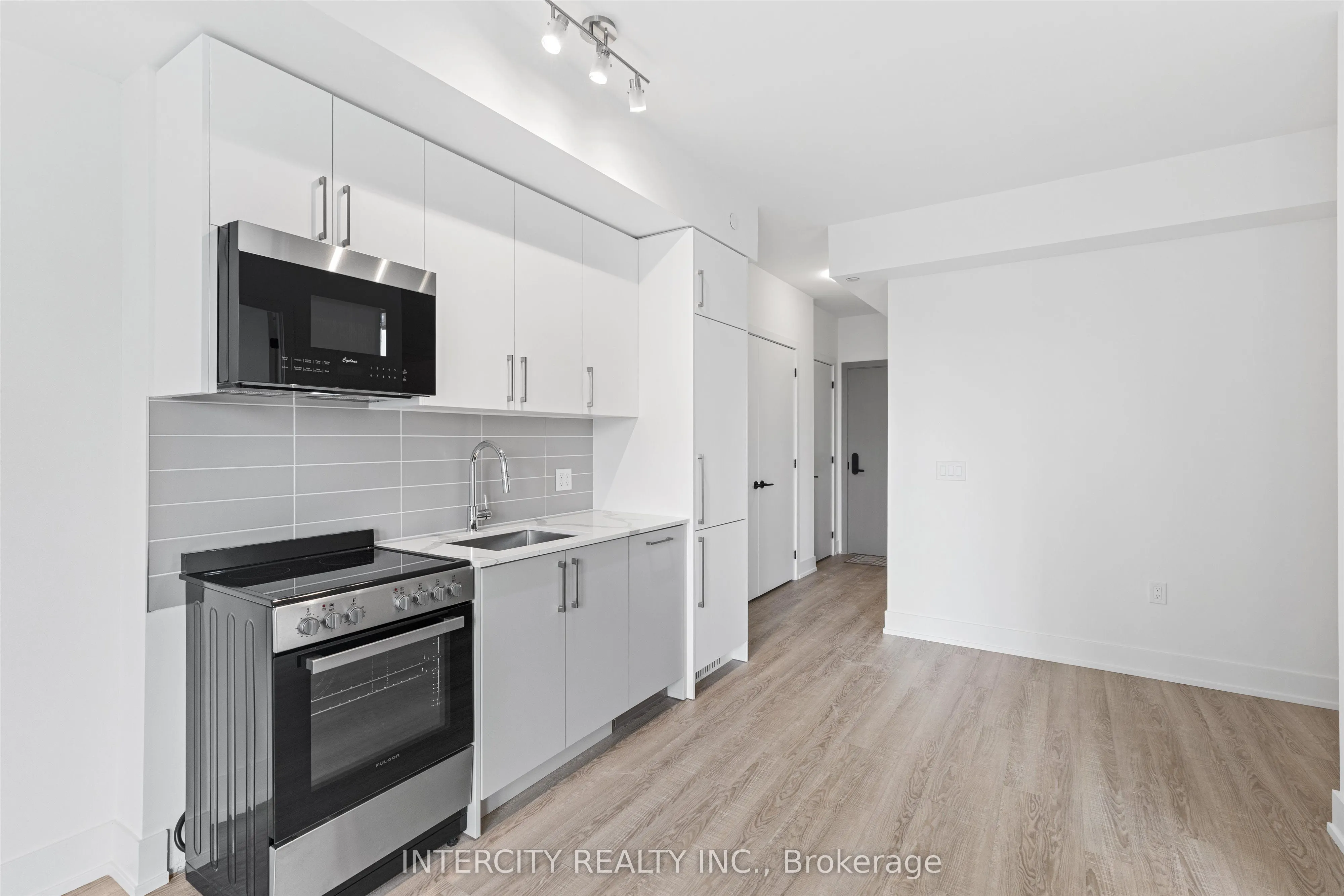 2075 King Road, #411