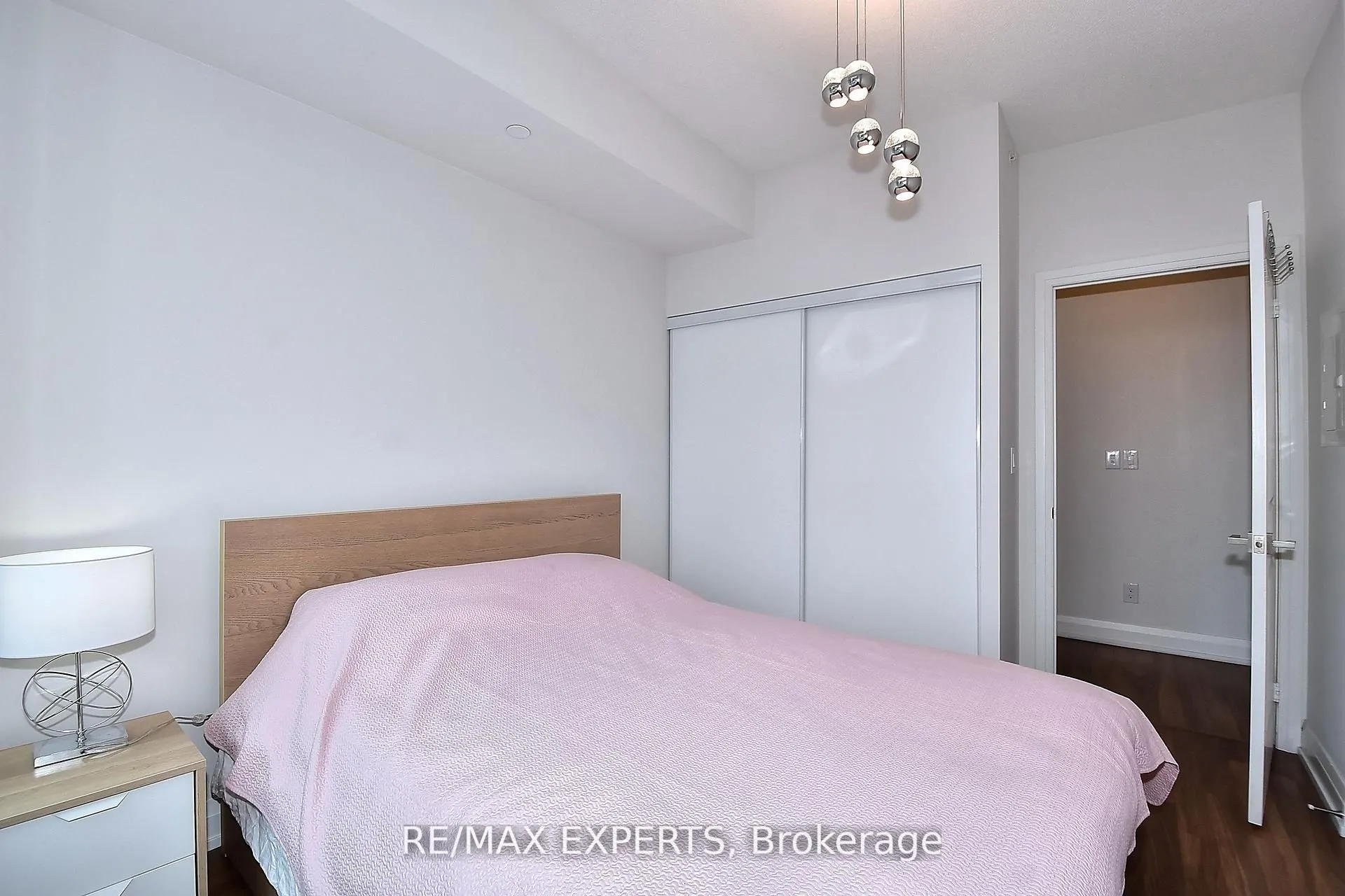 7161 Yonge Street, #2433