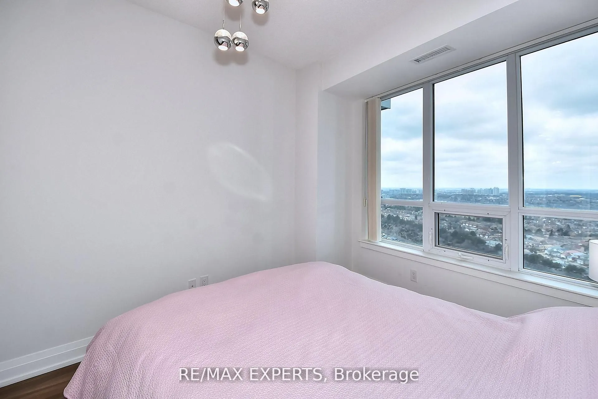 7161 Yonge Street, #2433