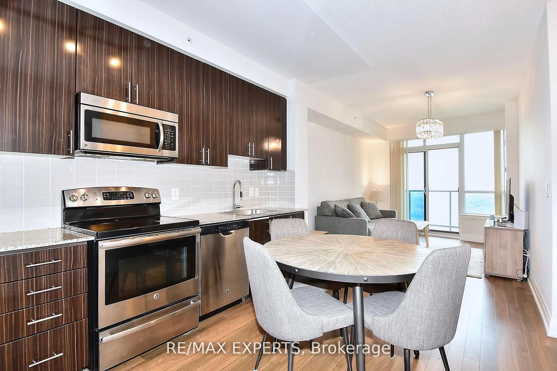 7161 Yonge Street, #2433