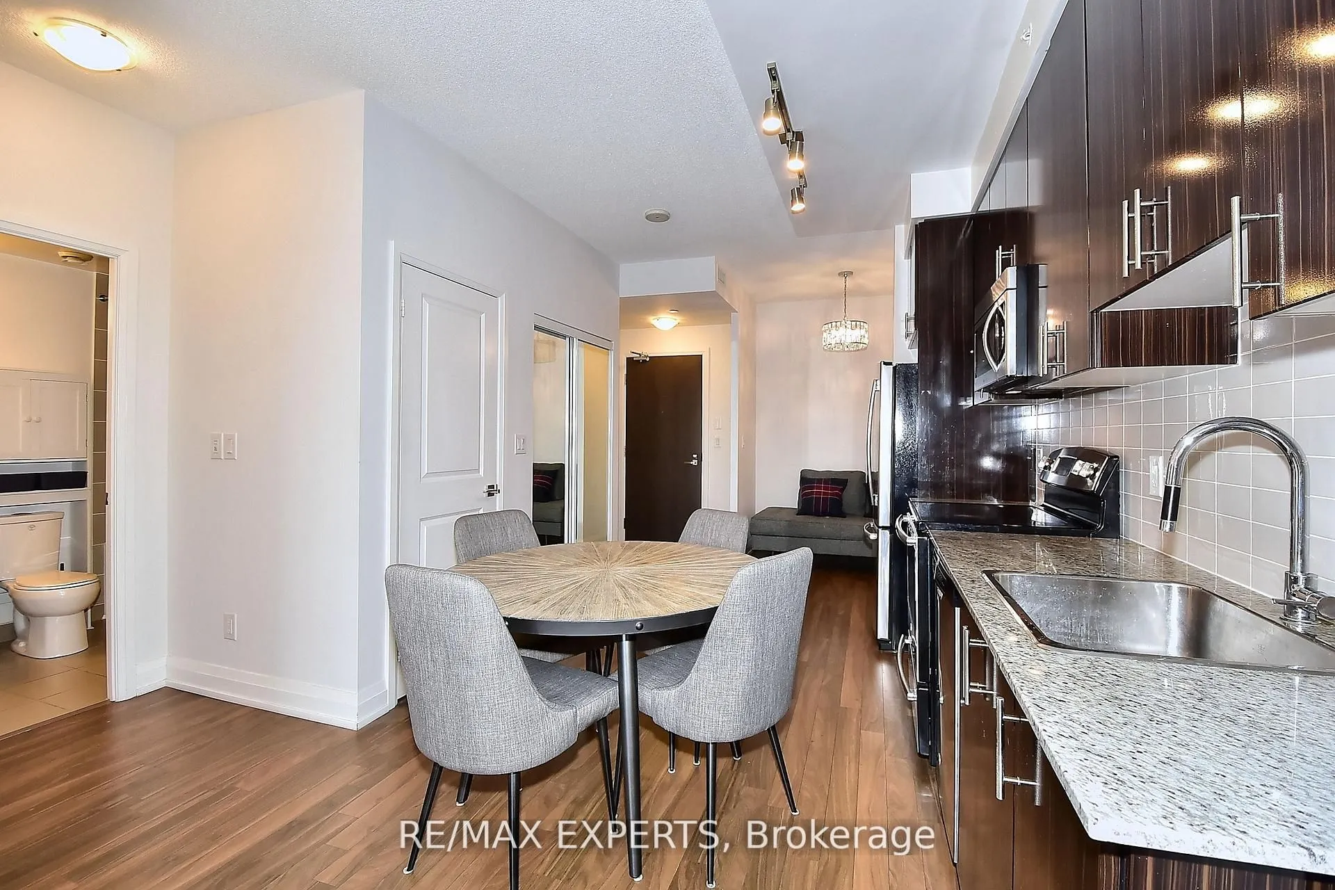 7161 Yonge Street, #2433