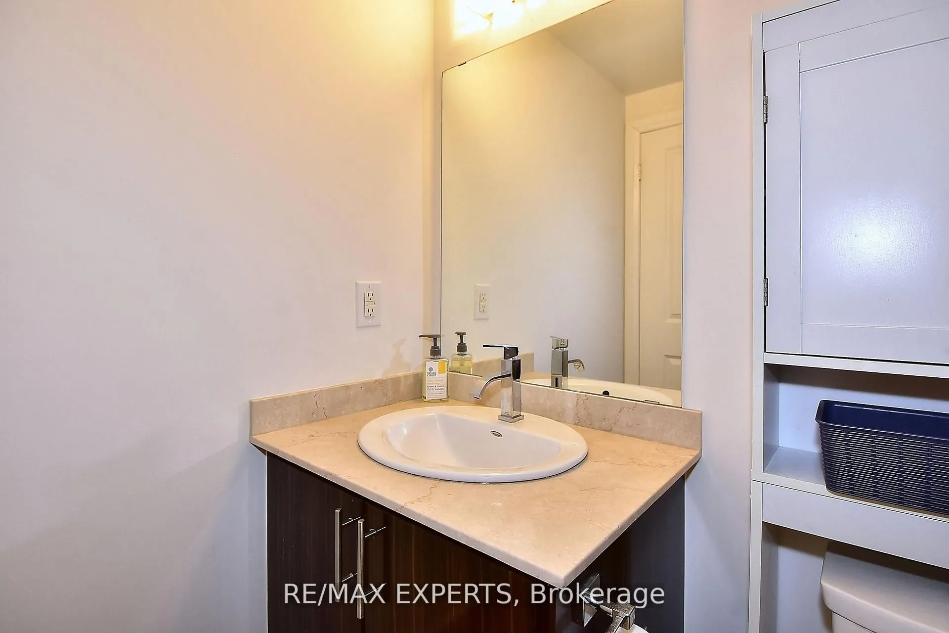 7161 Yonge Street, #2433