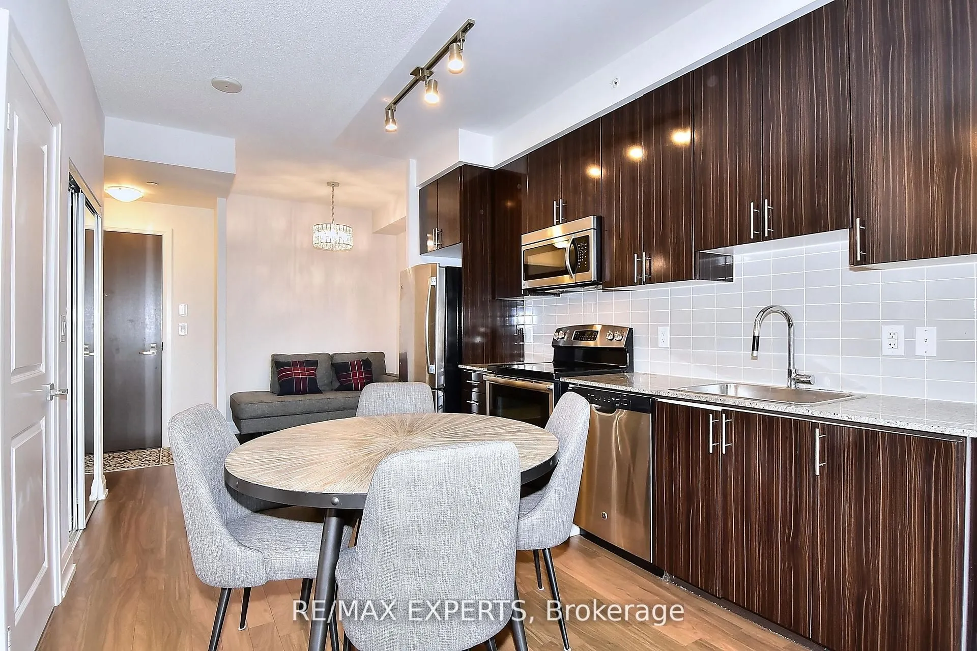 7161 Yonge Street, #2433