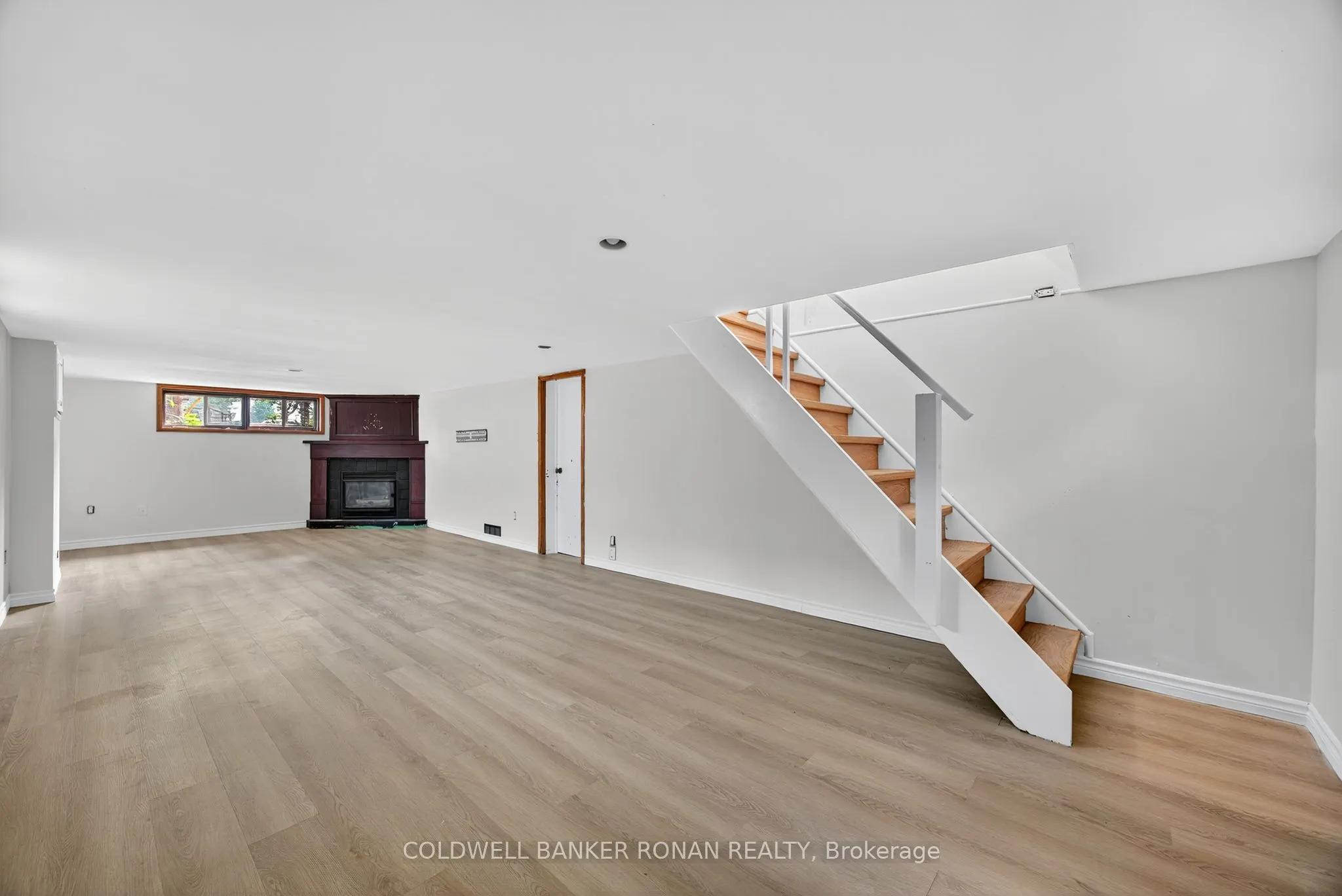 180 Wellington Street E