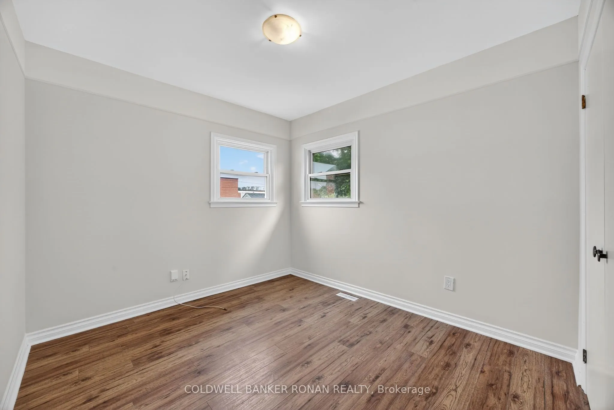 180 Wellington Street E