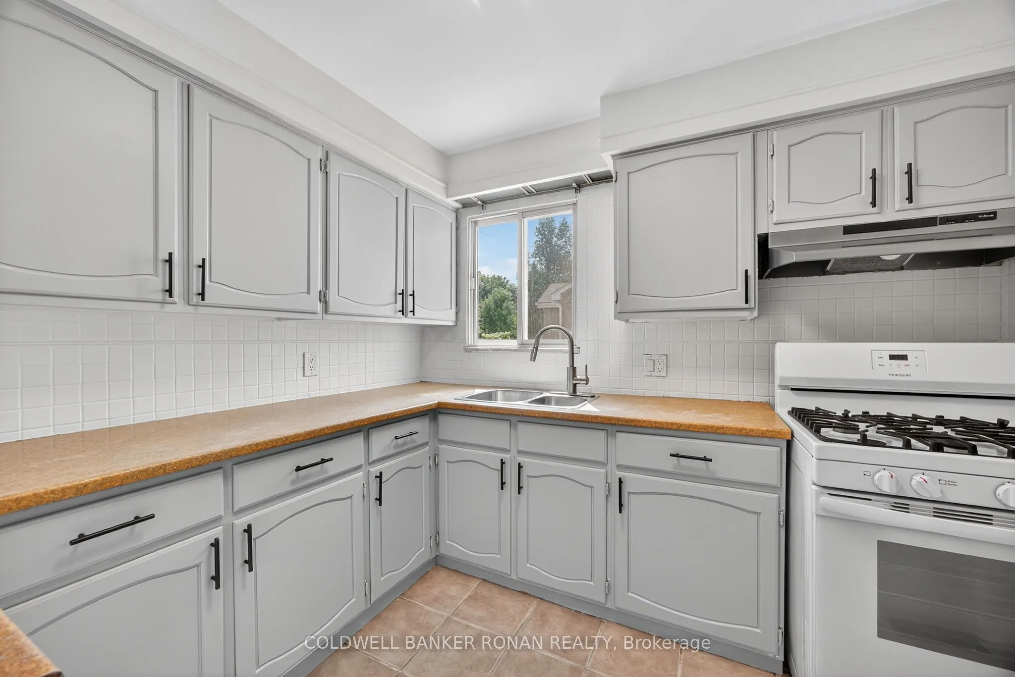 180 Wellington Street E