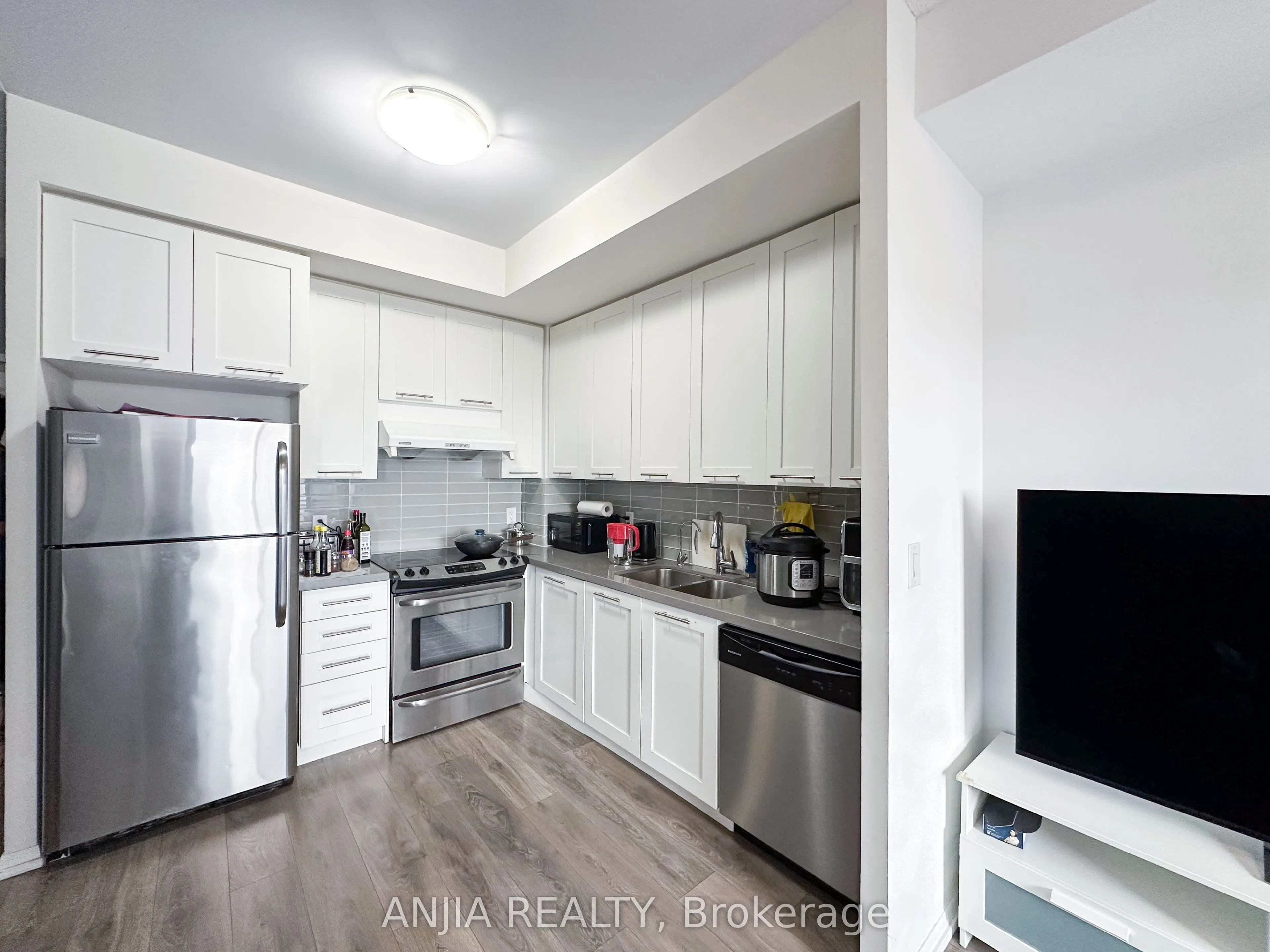 540 Bur Oak Avenue, #332