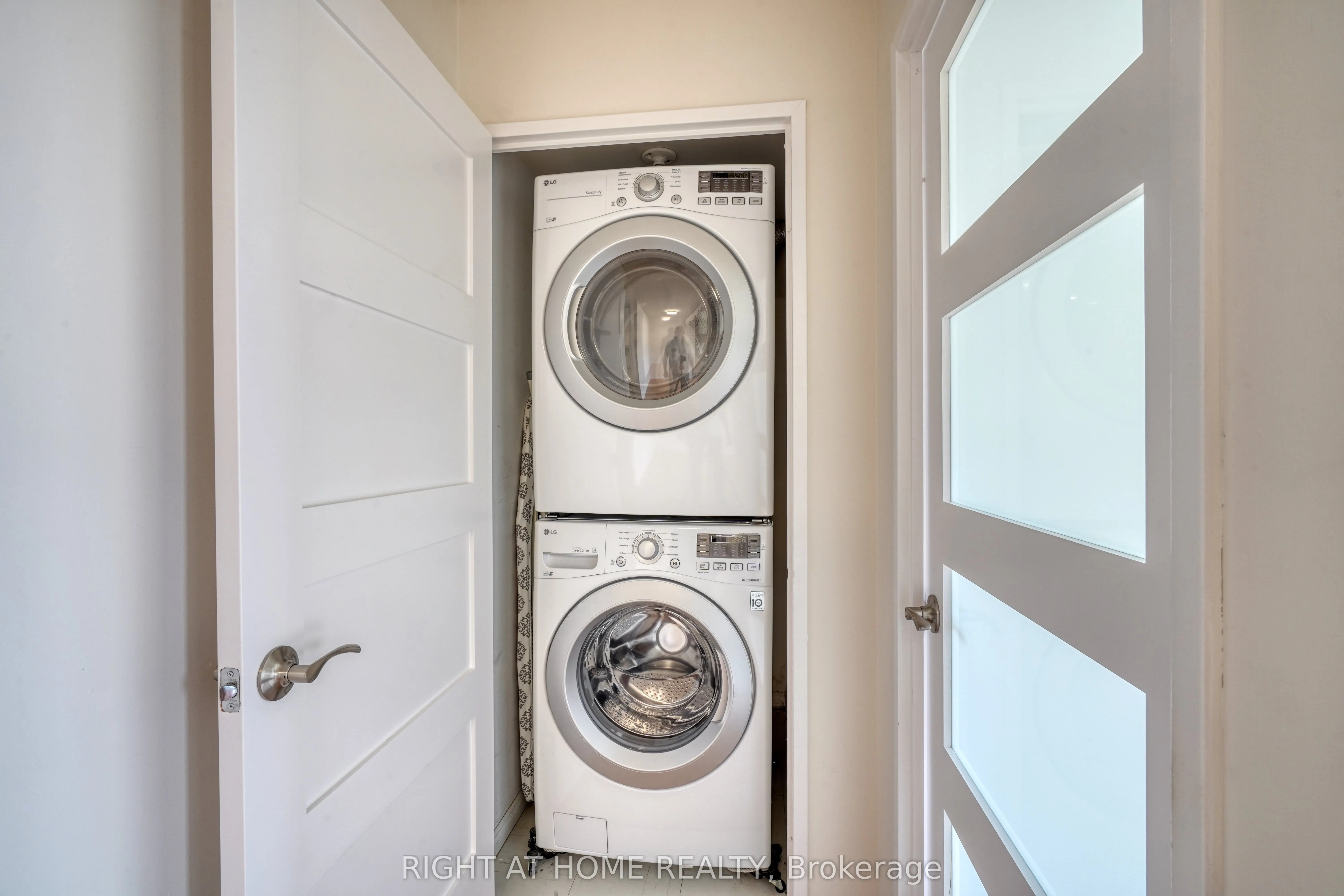 81 Townsgate Drive, #902