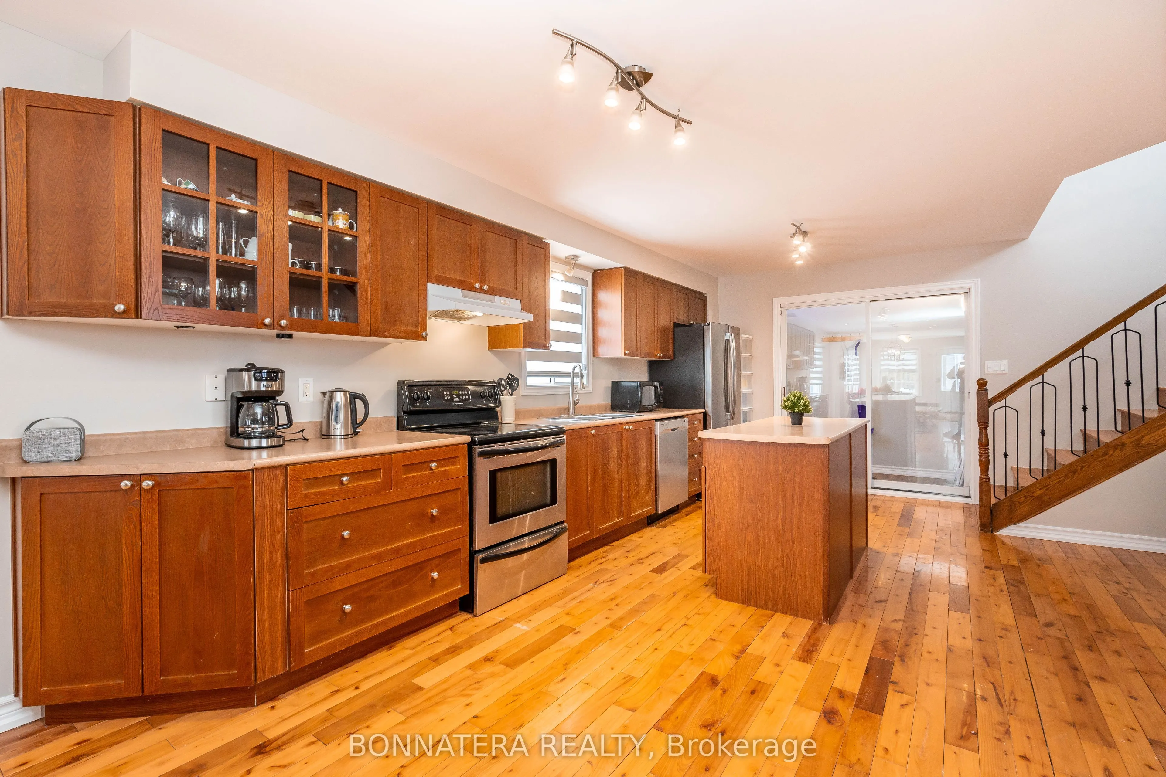 687 INNISFIL BEACH Road