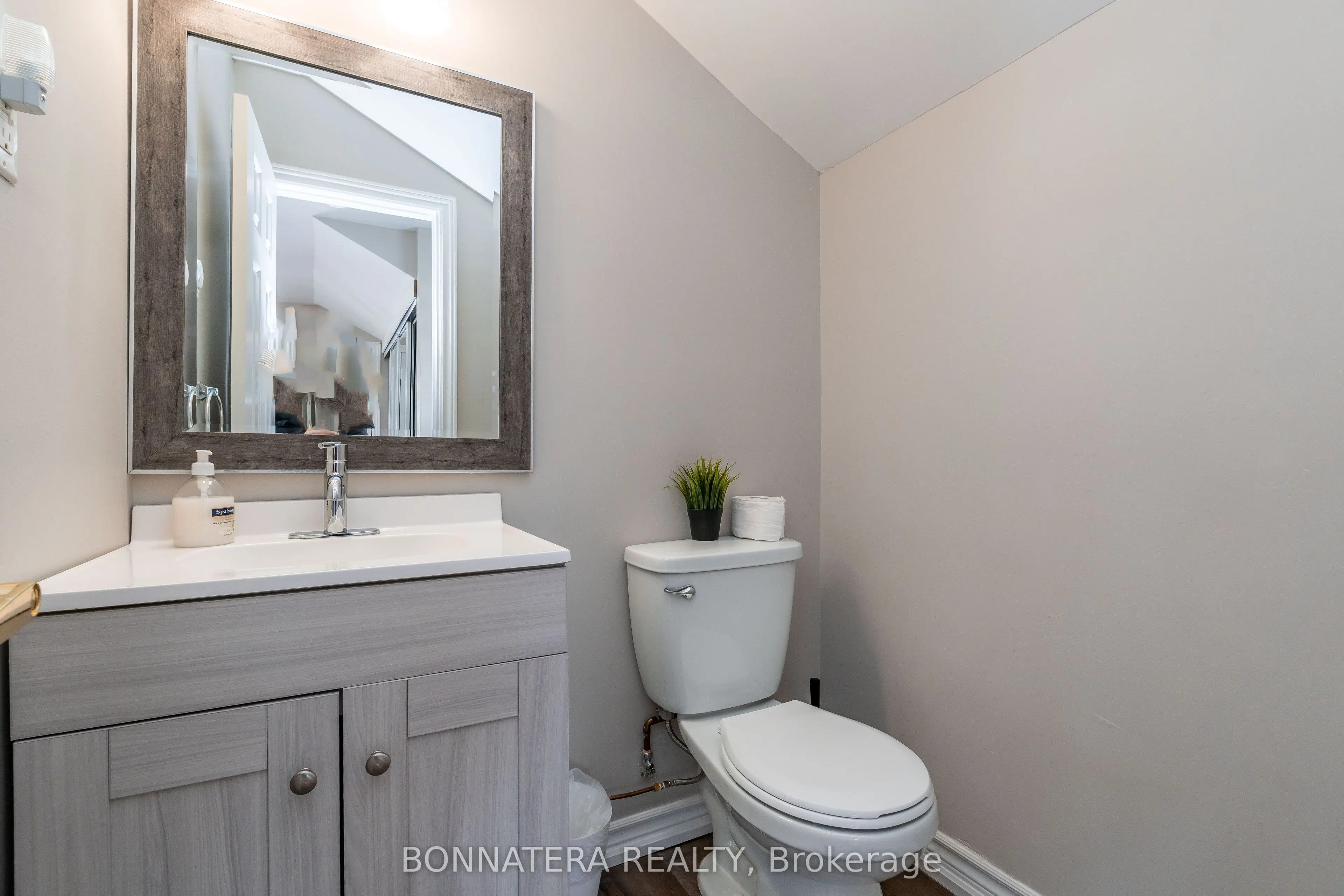 687 INNISFIL BEACH Road