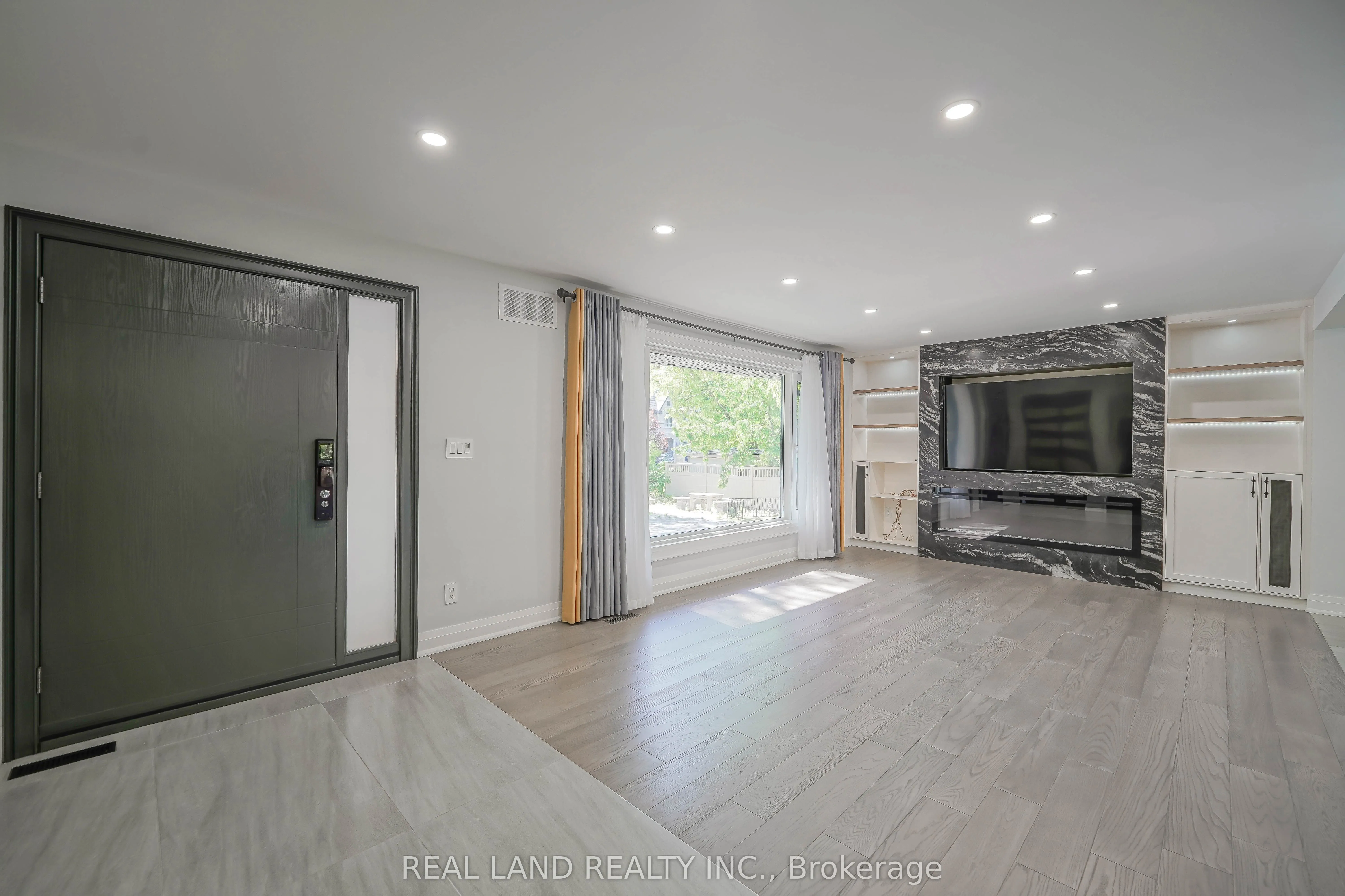 9 Oakcrest Avenue E