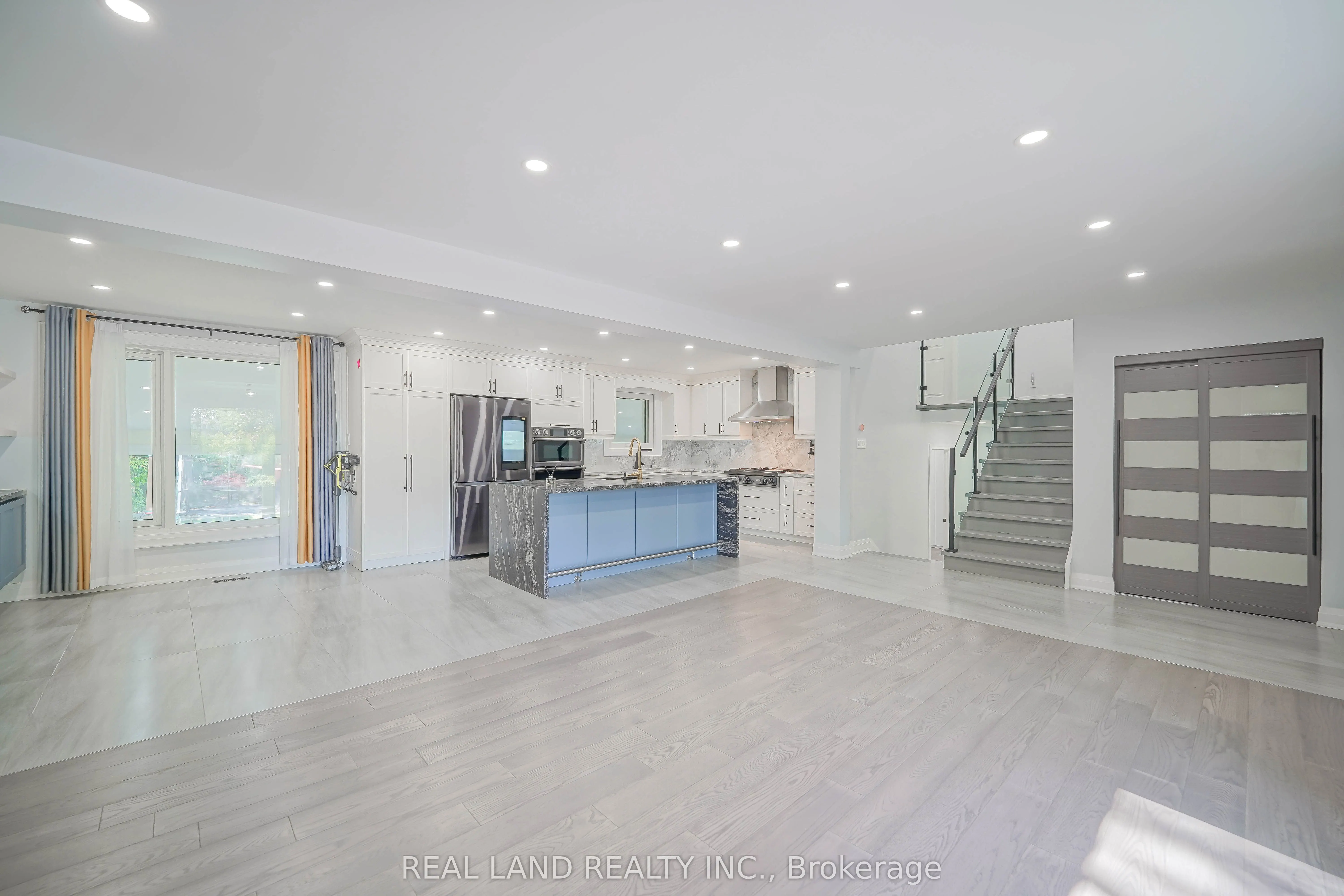 9 Oakcrest Avenue E