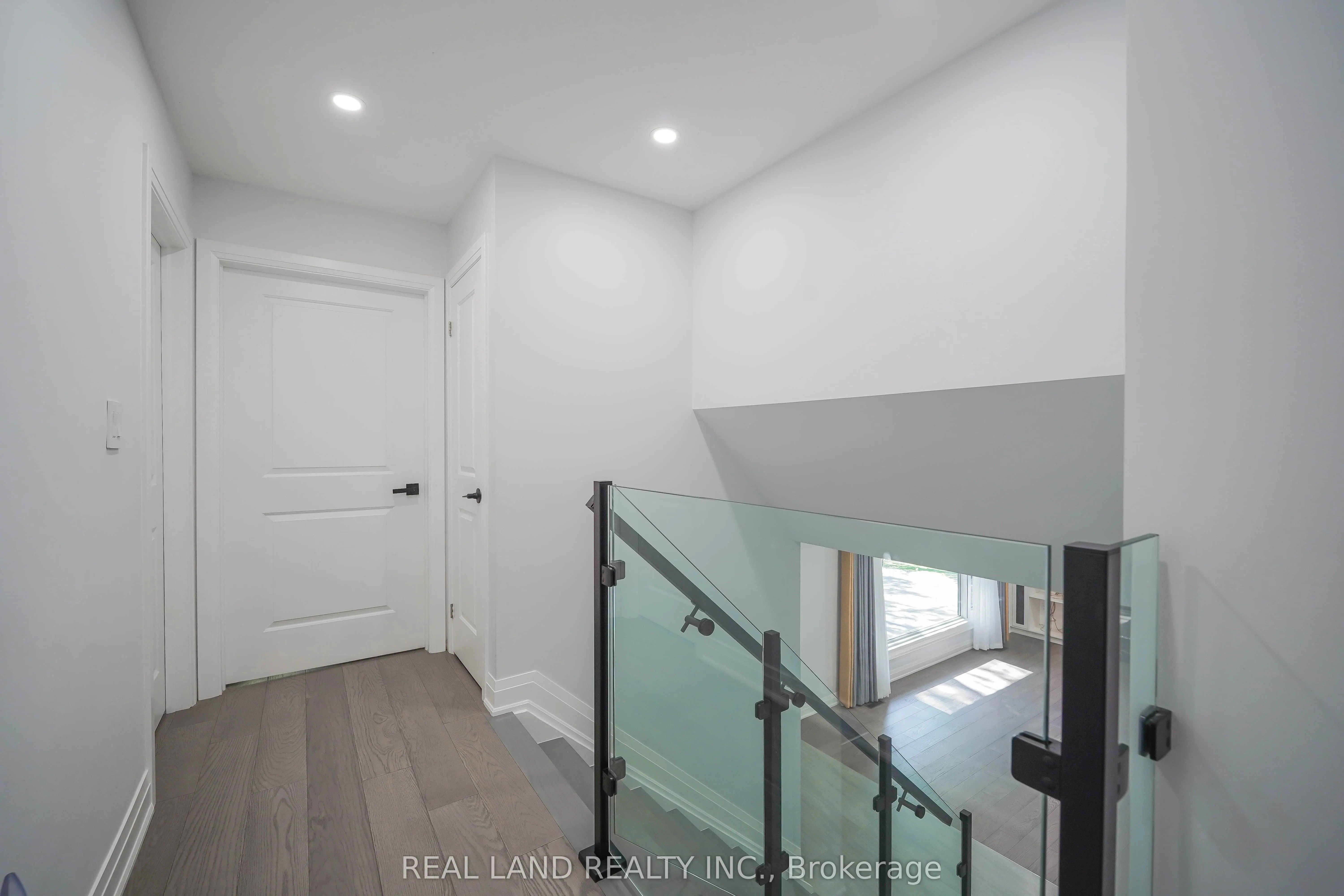 9 Oakcrest Avenue E