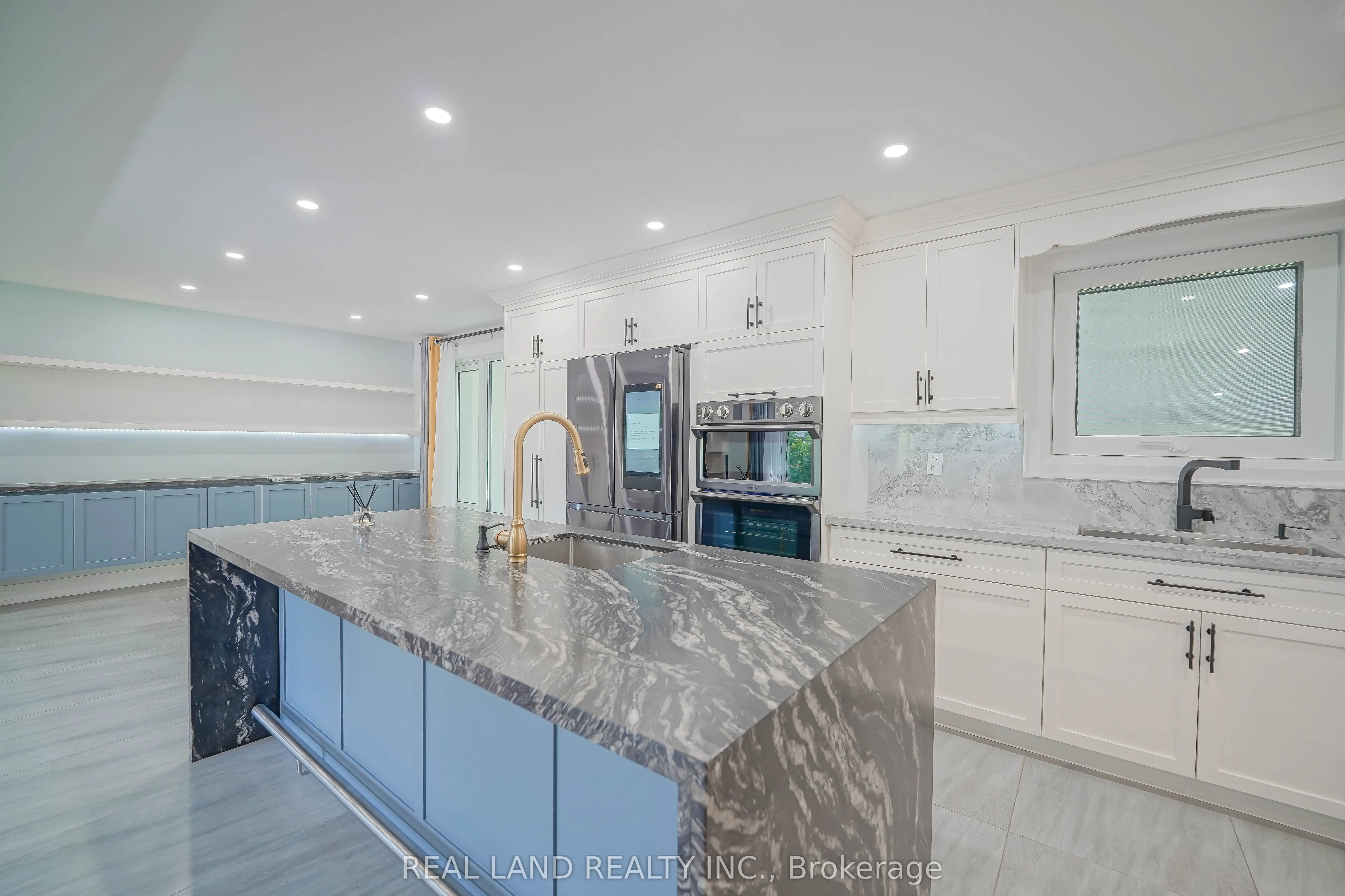 9 Oakcrest Avenue E